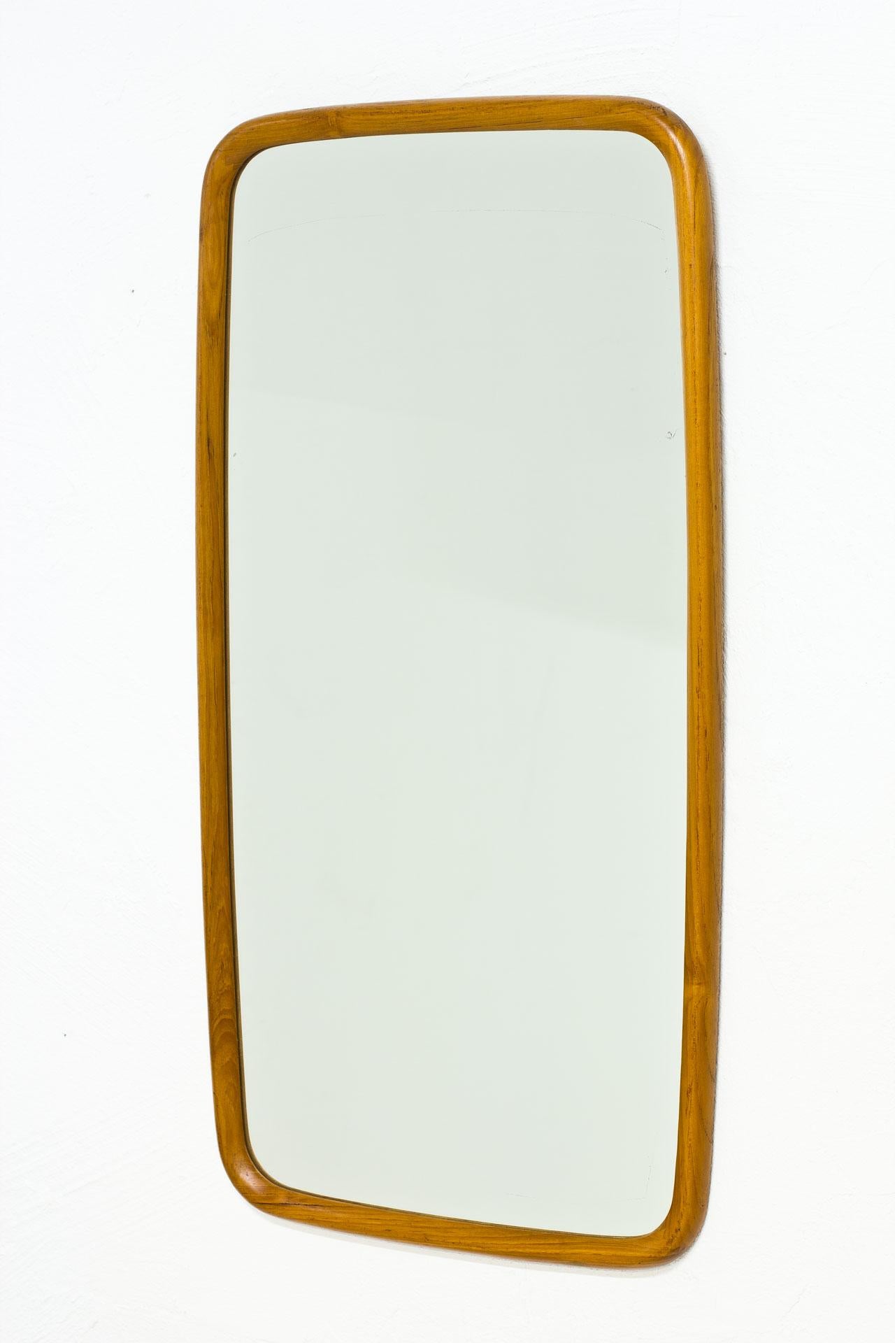 Oval shaped teak wall mirror manufactured by Fröseke AB Nybrofabriken during the
1950s in Sweden. Teak frame.
