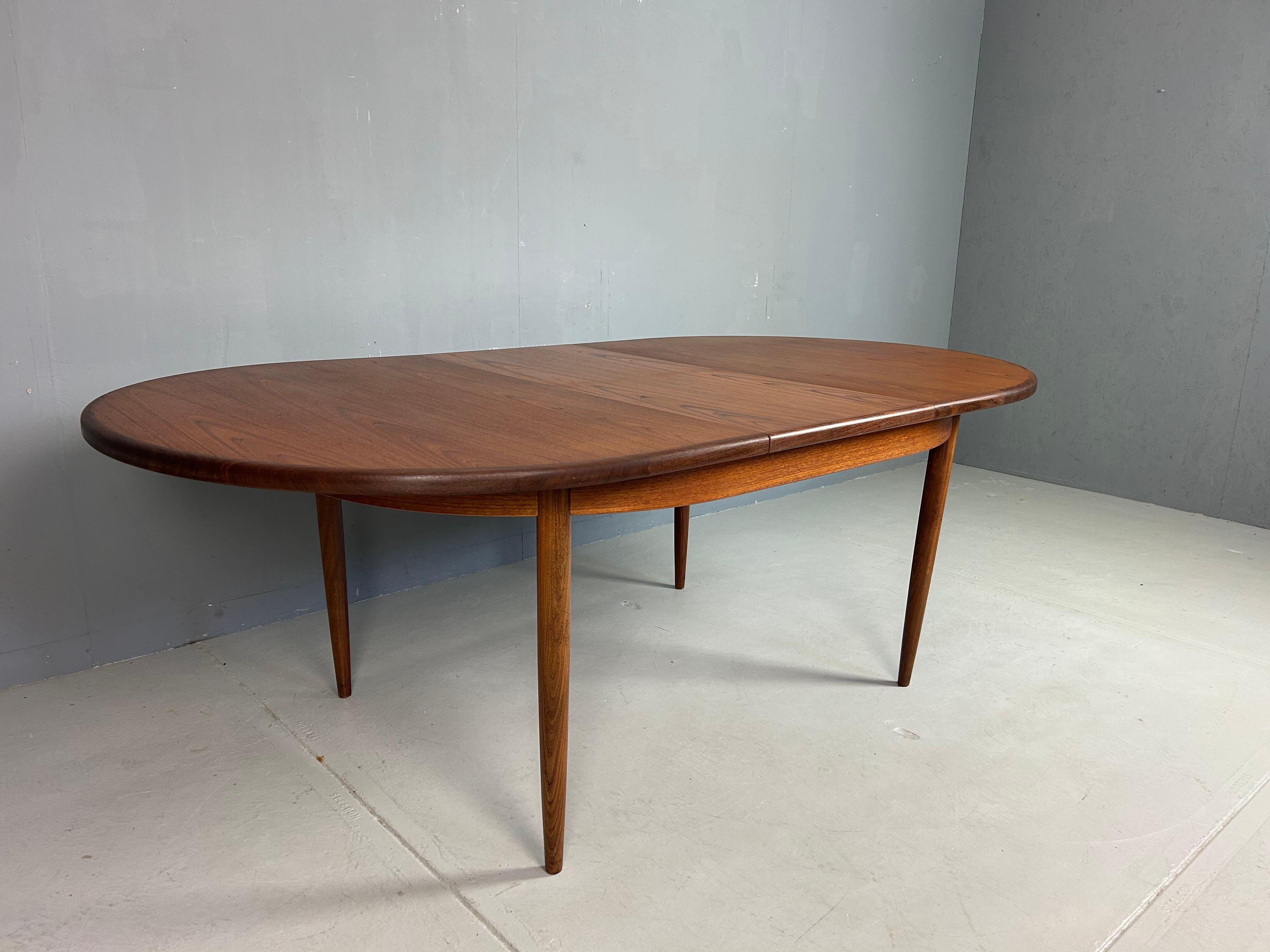 Mid- Century Modern Teak OvalExtendable Dinning Table By G Plan, 1960's For Sale 4