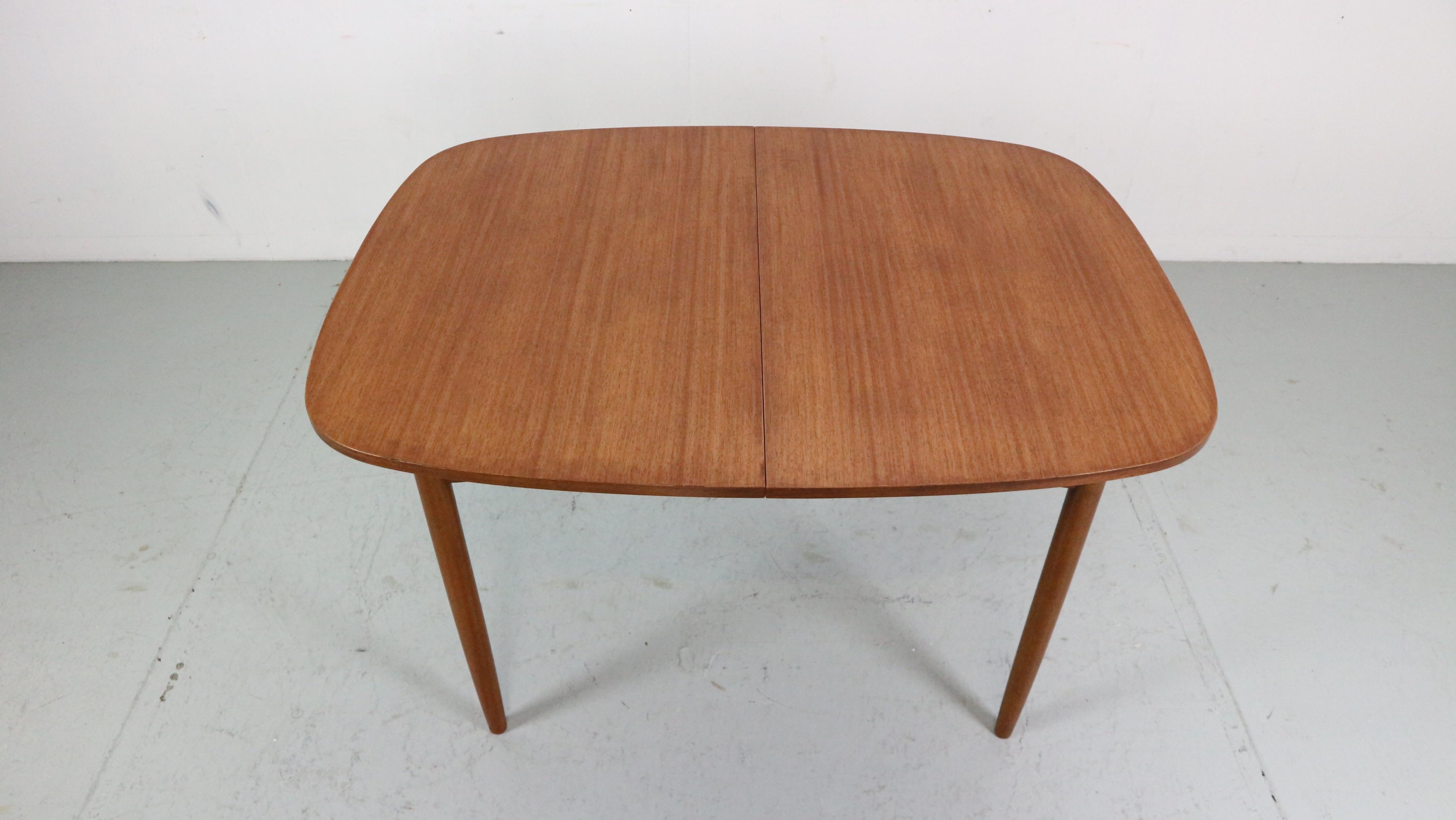 Ovaler ausziehbarer Esstisch aus Teakholz von G Plan, Mid-Century Modern, 1960er Jahre im Angebot 11