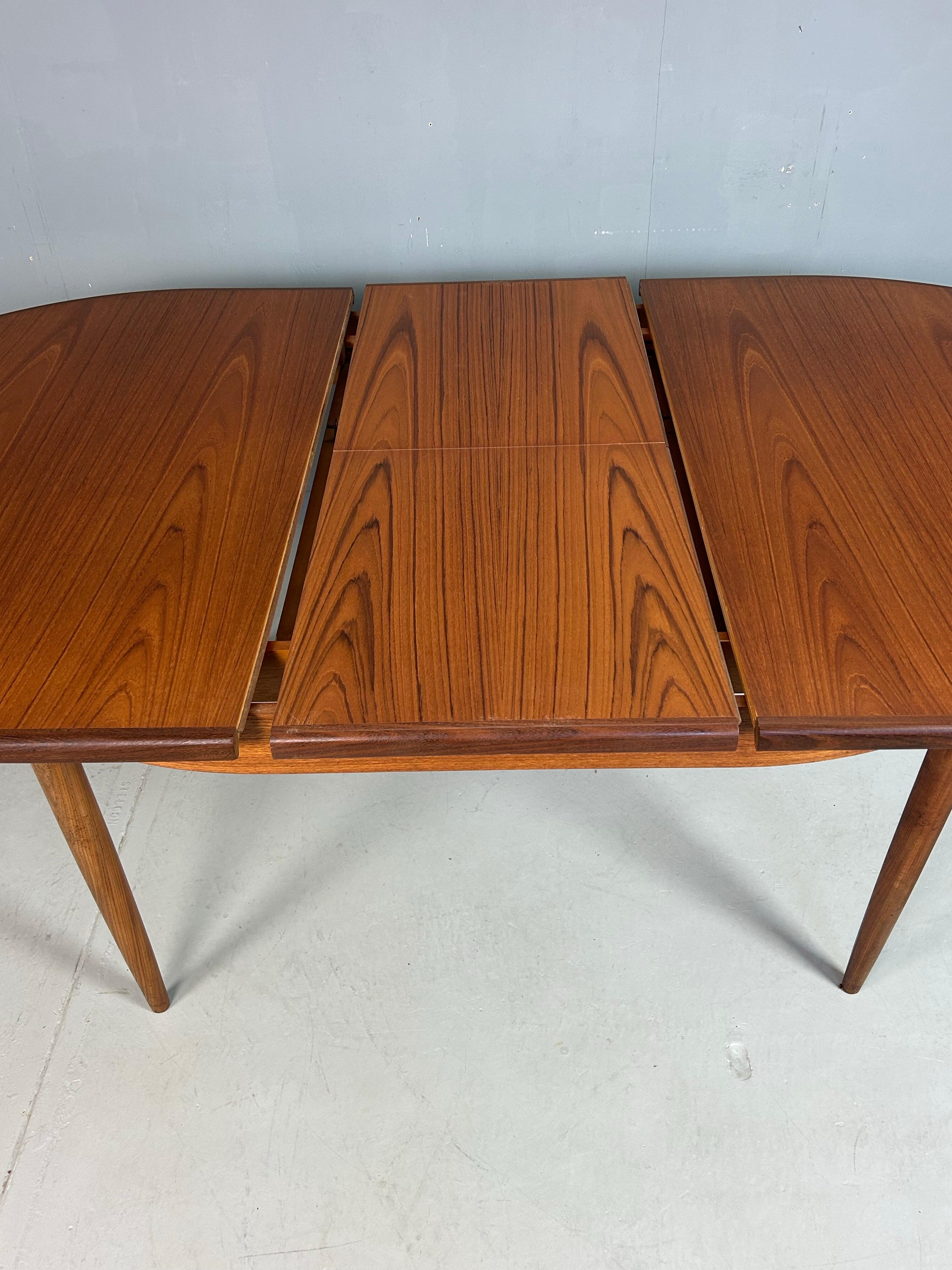 Mid- Century Modern Teak OvalExtendable Dinning Table By G Plan, 1960's In Good Condition For Sale In The Hague, NL