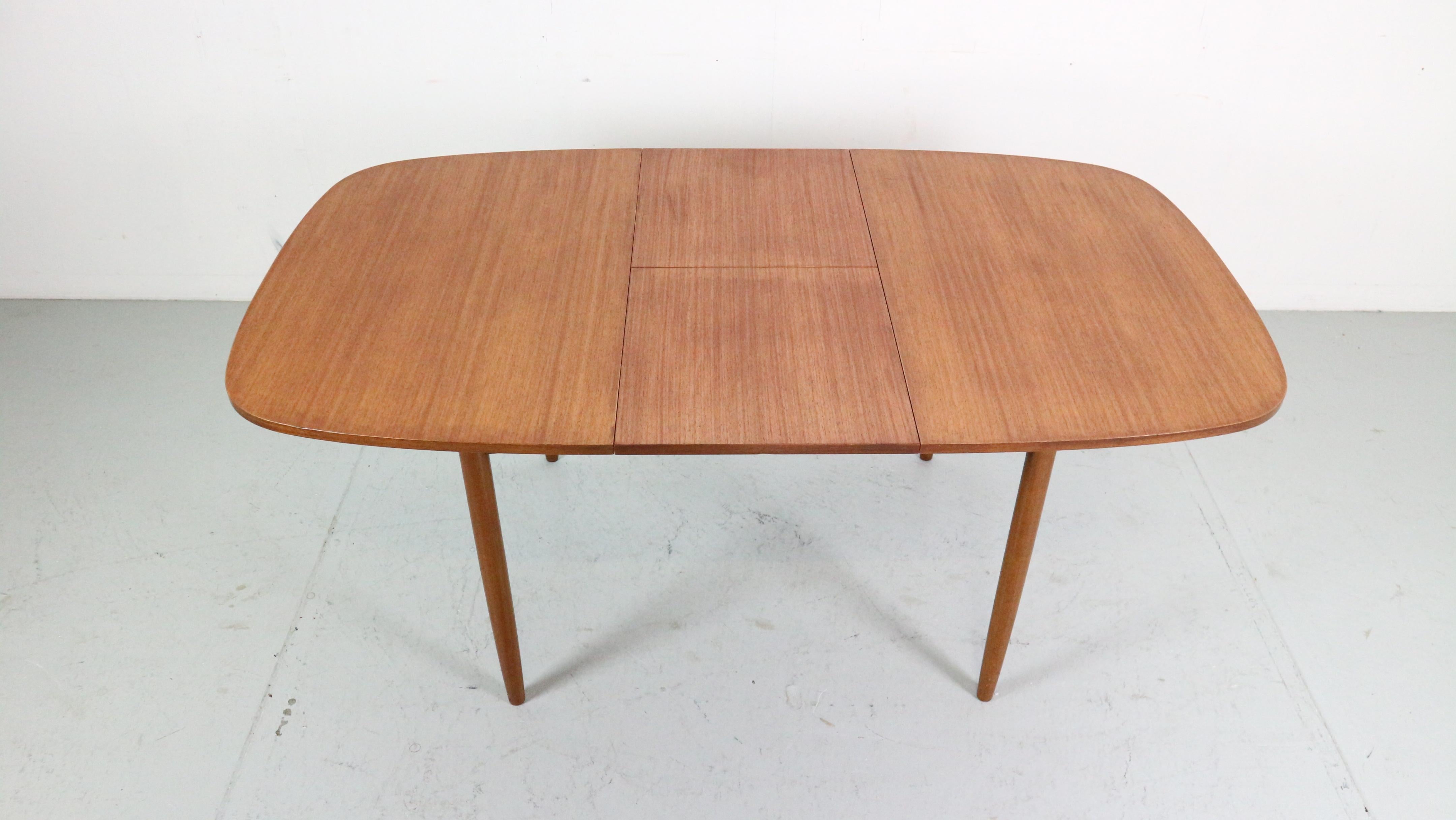 Mid- Century Modern Teak OvalExtendable Dinning Table By G Plan, 1960's In Good Condition For Sale In The Hague, NL