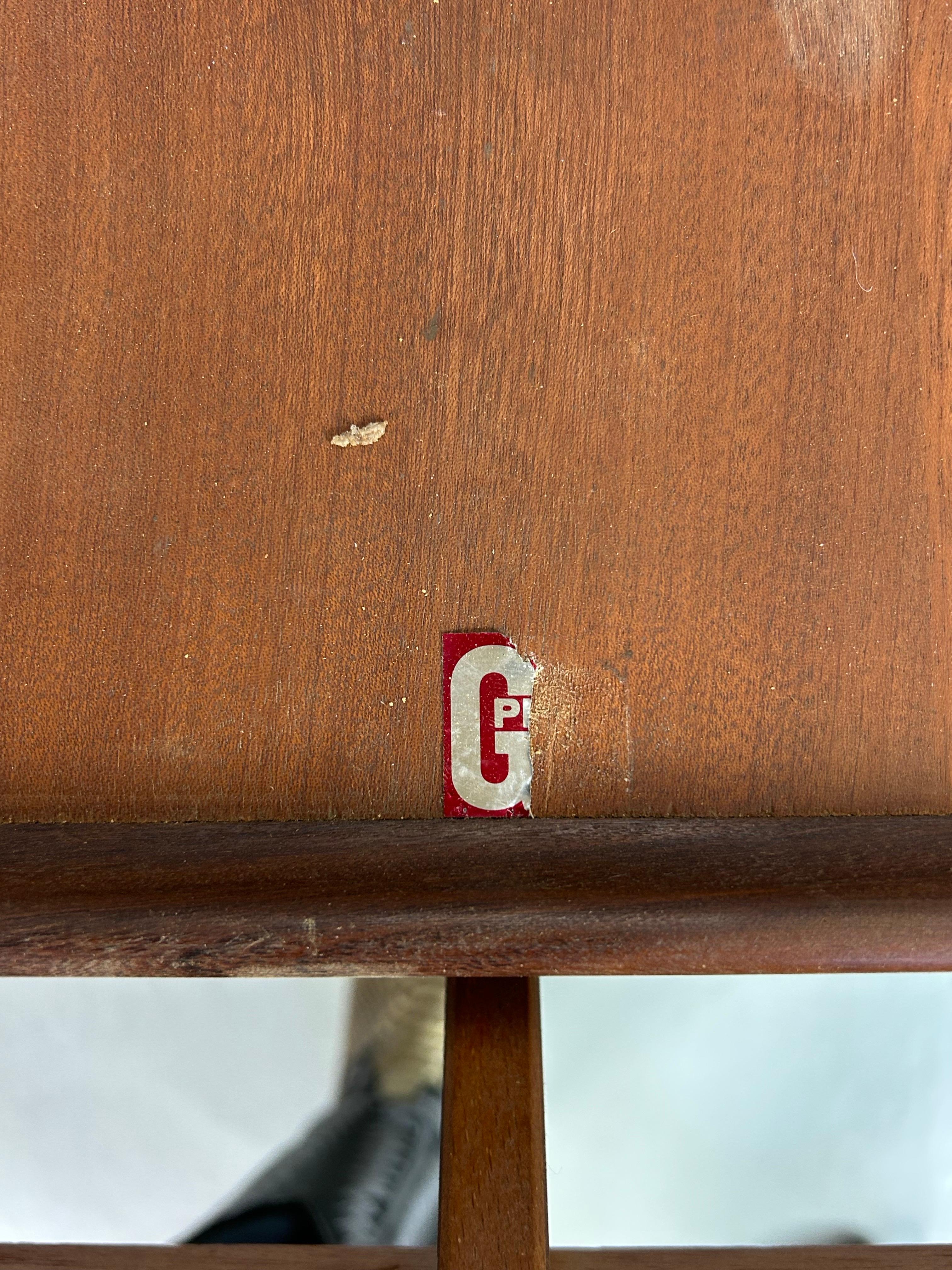 Mid- Century Modern Teak OvalExtendable Dinning Table By G Plan, 1960's For Sale 2