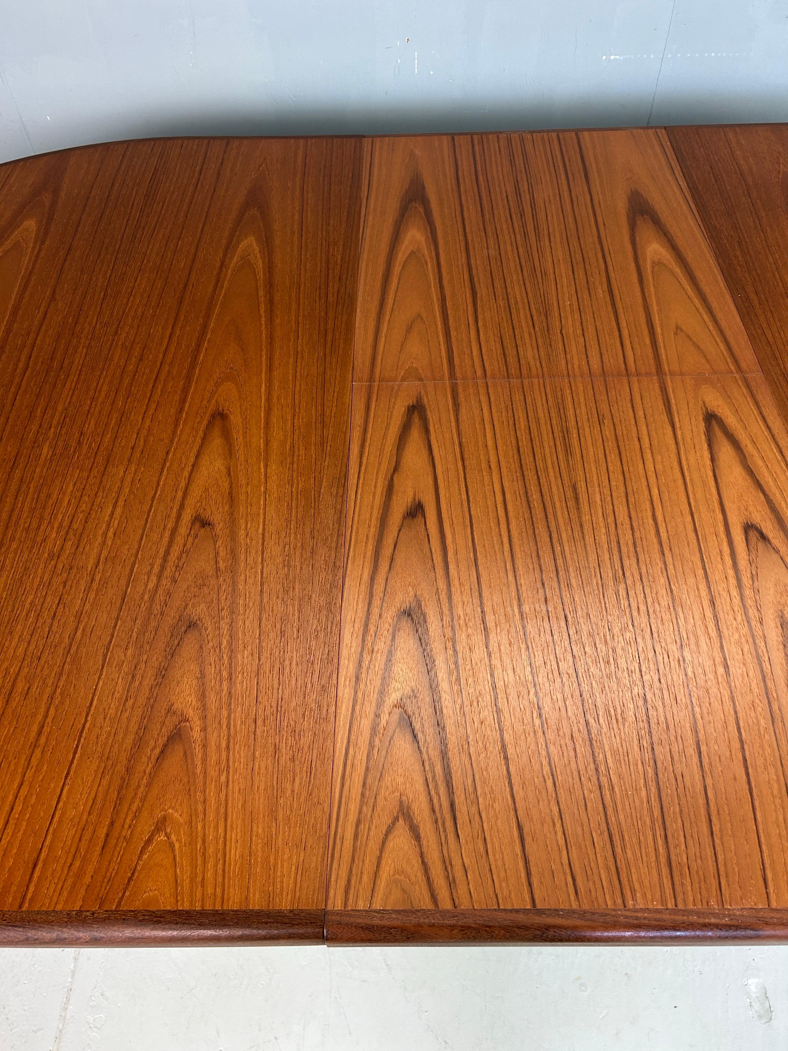 Mid- Century Modern Teak OvalExtendable Dinning Table By G Plan, 1960's For Sale 3
