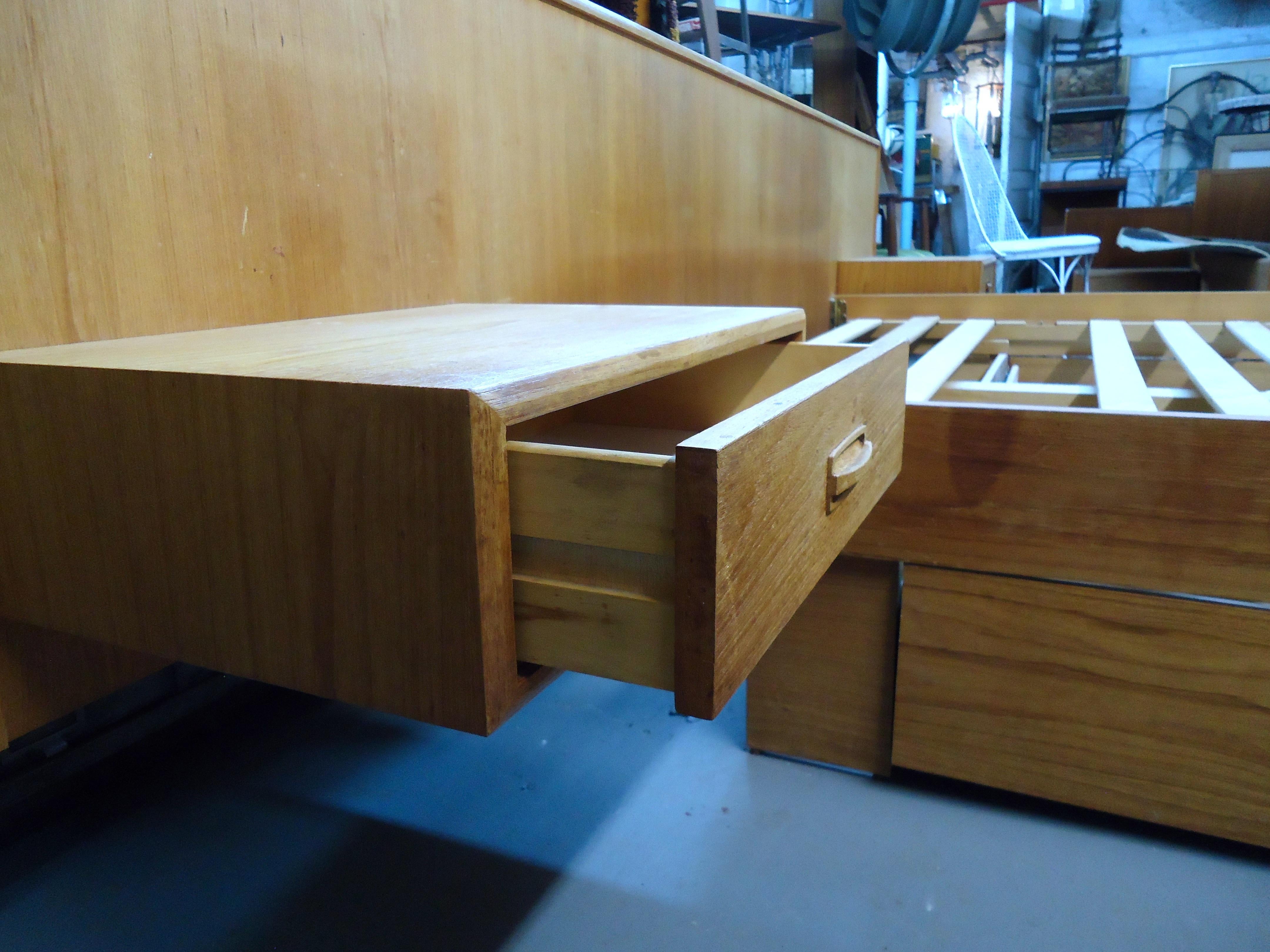 Mid-Century Modern Teak Queen Size Platform Bed In Good Condition In Brooklyn, NY