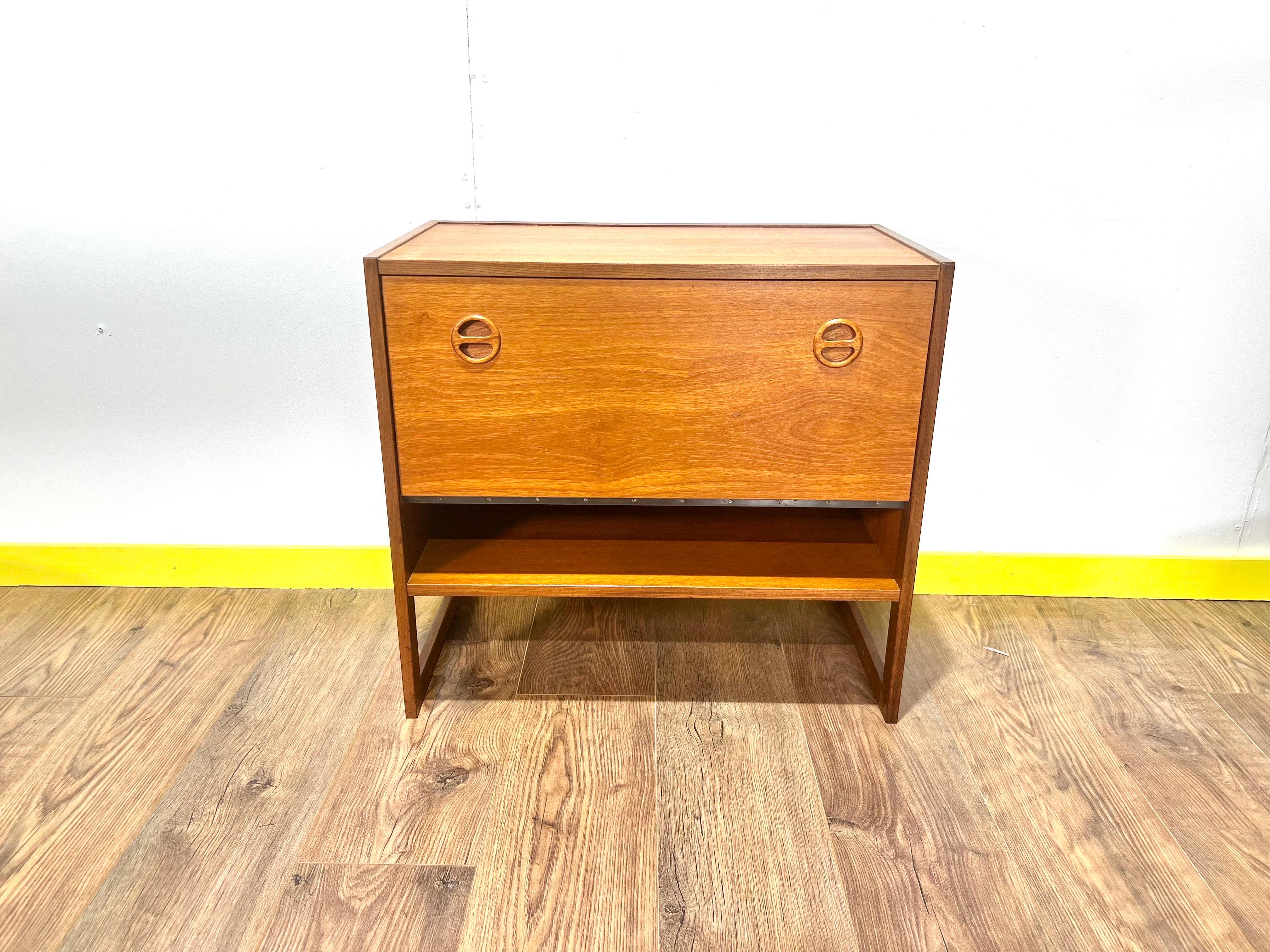 Mid-Century Modern Teak Record Cabinet Side Table In Good Condition In Los Angeles, CA