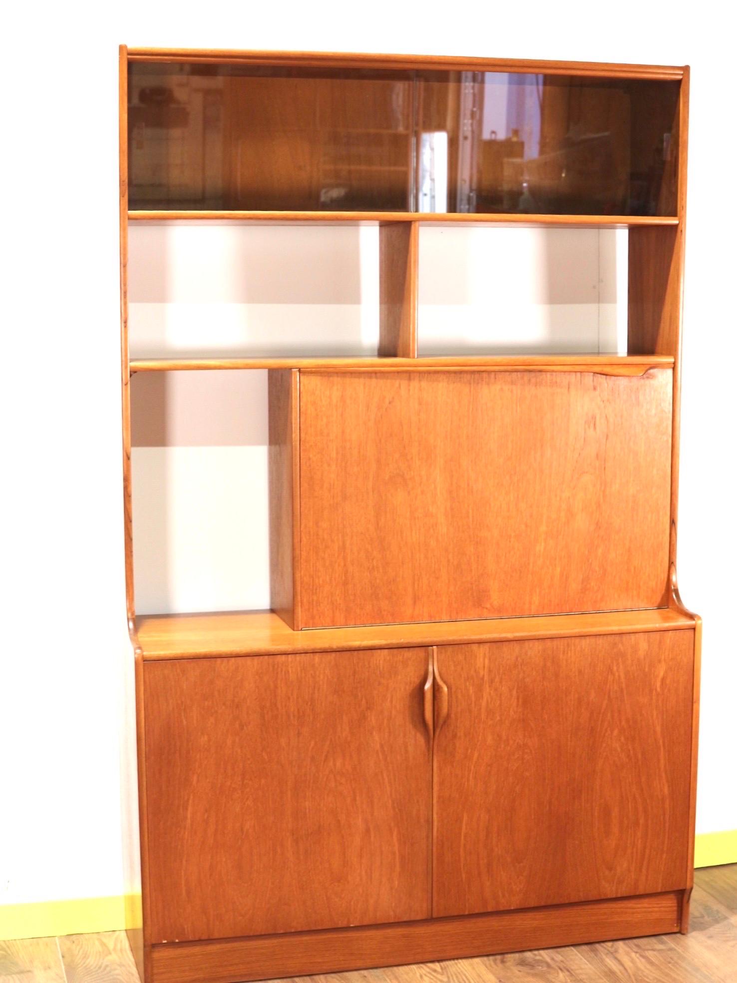 Stunning teak room divider Drinks cabinet by S Form, from Sutcliffe’s of Todmorden. This lovely display room divider dates from Around 1960s and is constructed with teak veneer. This English manufactured item has a very sleek design that’s typical