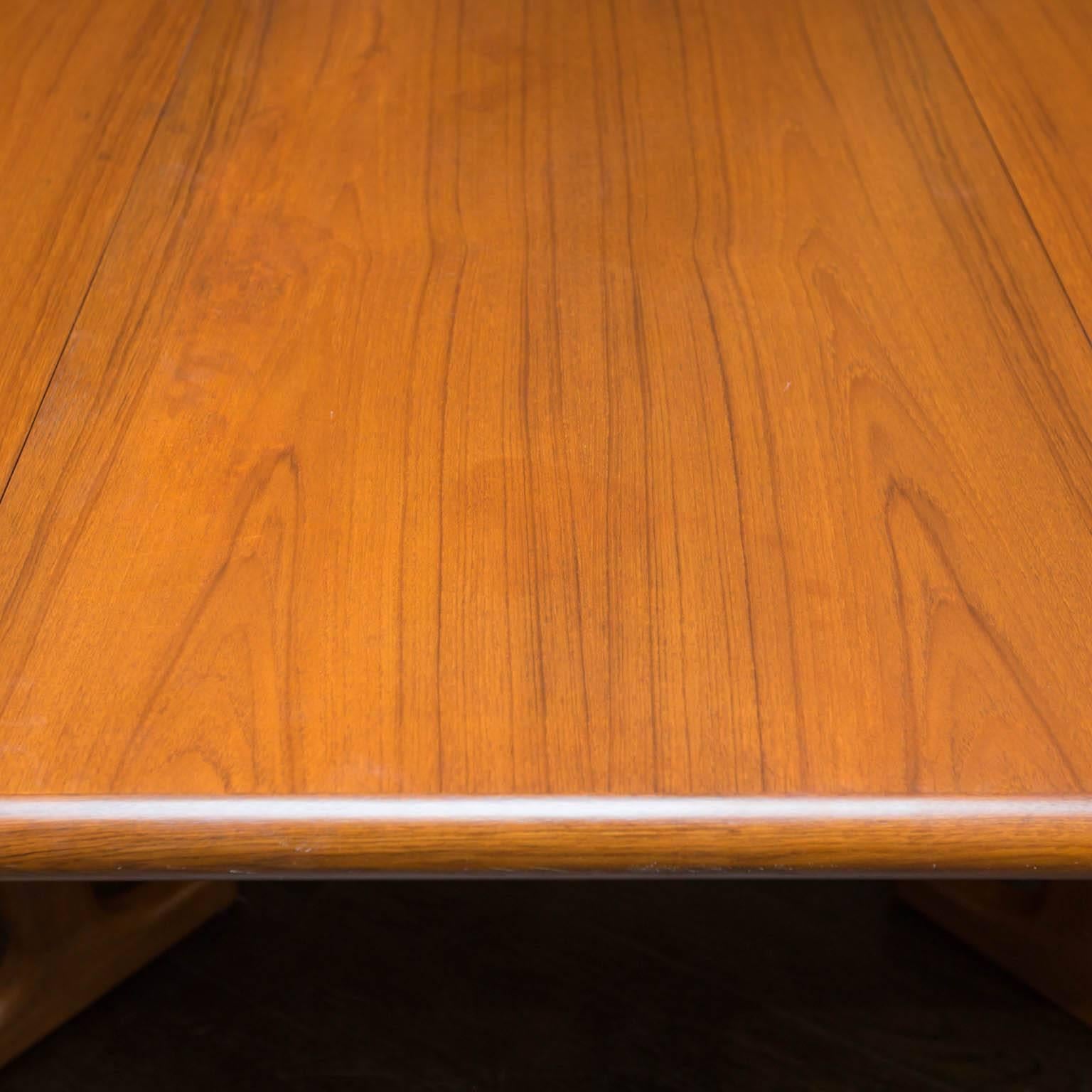 Mid-Century Modern Teak Round Dining Table In Excellent Condition In New London, CT