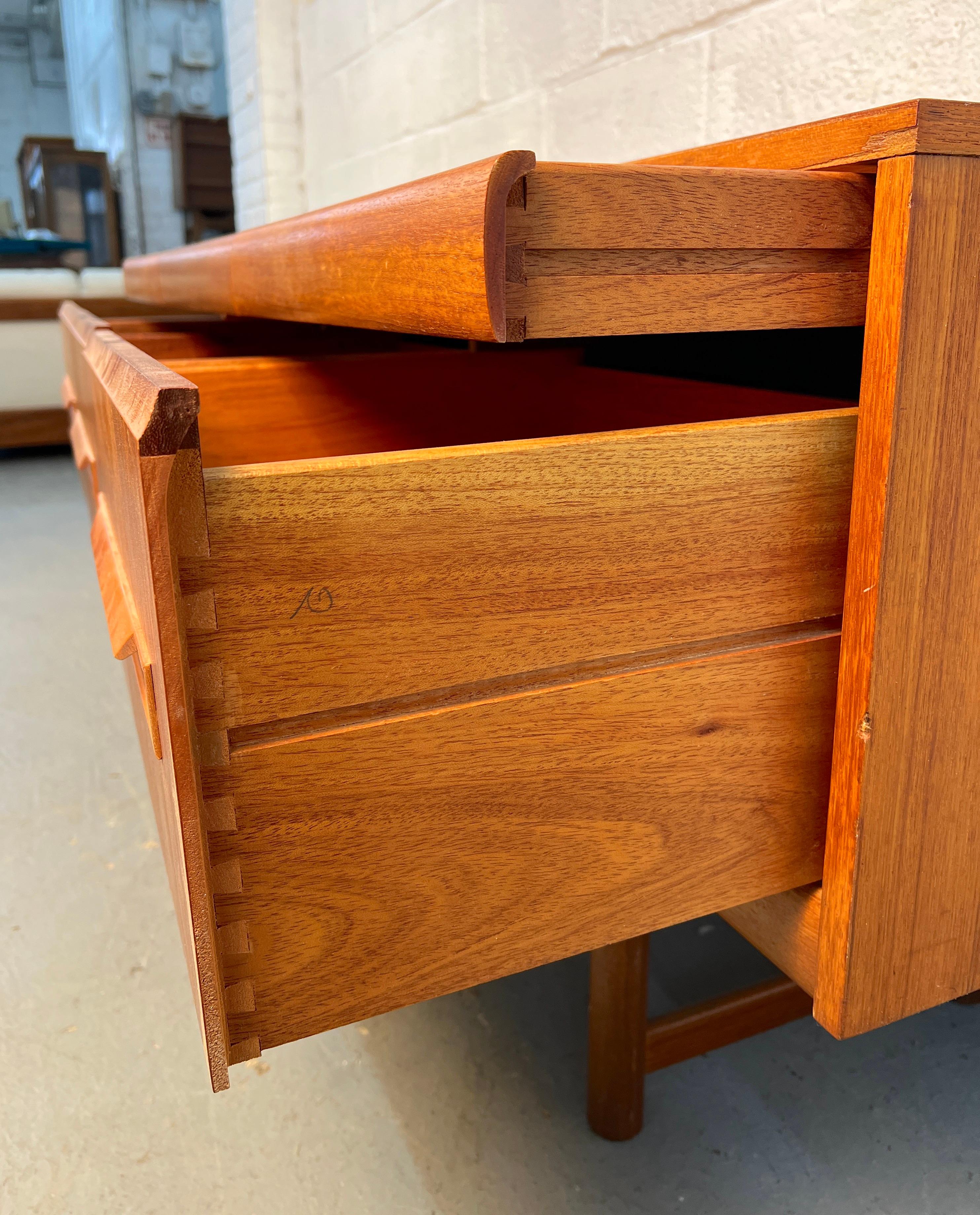 Server in teak moderno di metà secolo di Elliotts of Newbury in vendita 5