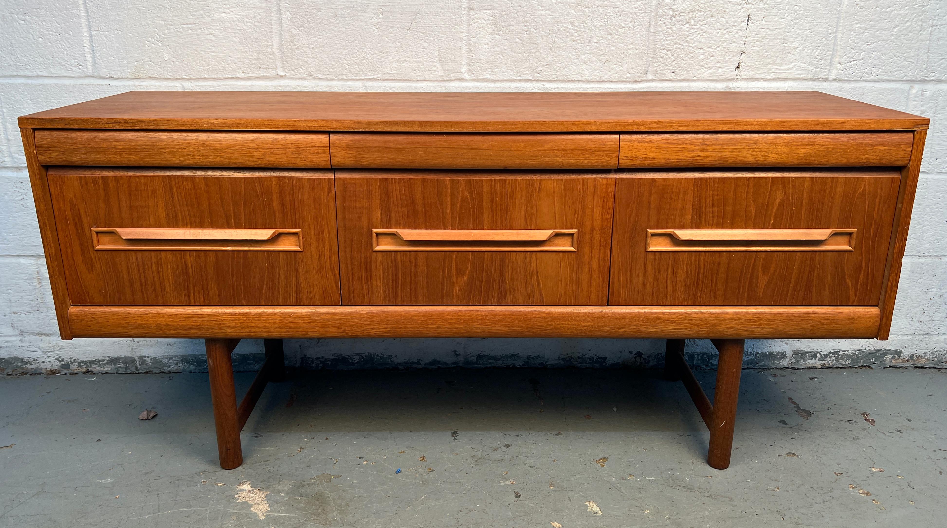 Elegante server in teak della metà del secolo scorso prodotto da Elliotts of Newbury. Le linee pulite di ispirazione danese, le calde venature del teak e l'ampio spazio per riporre gli oggetti mostrano la raffinata maestria artigianale e il design