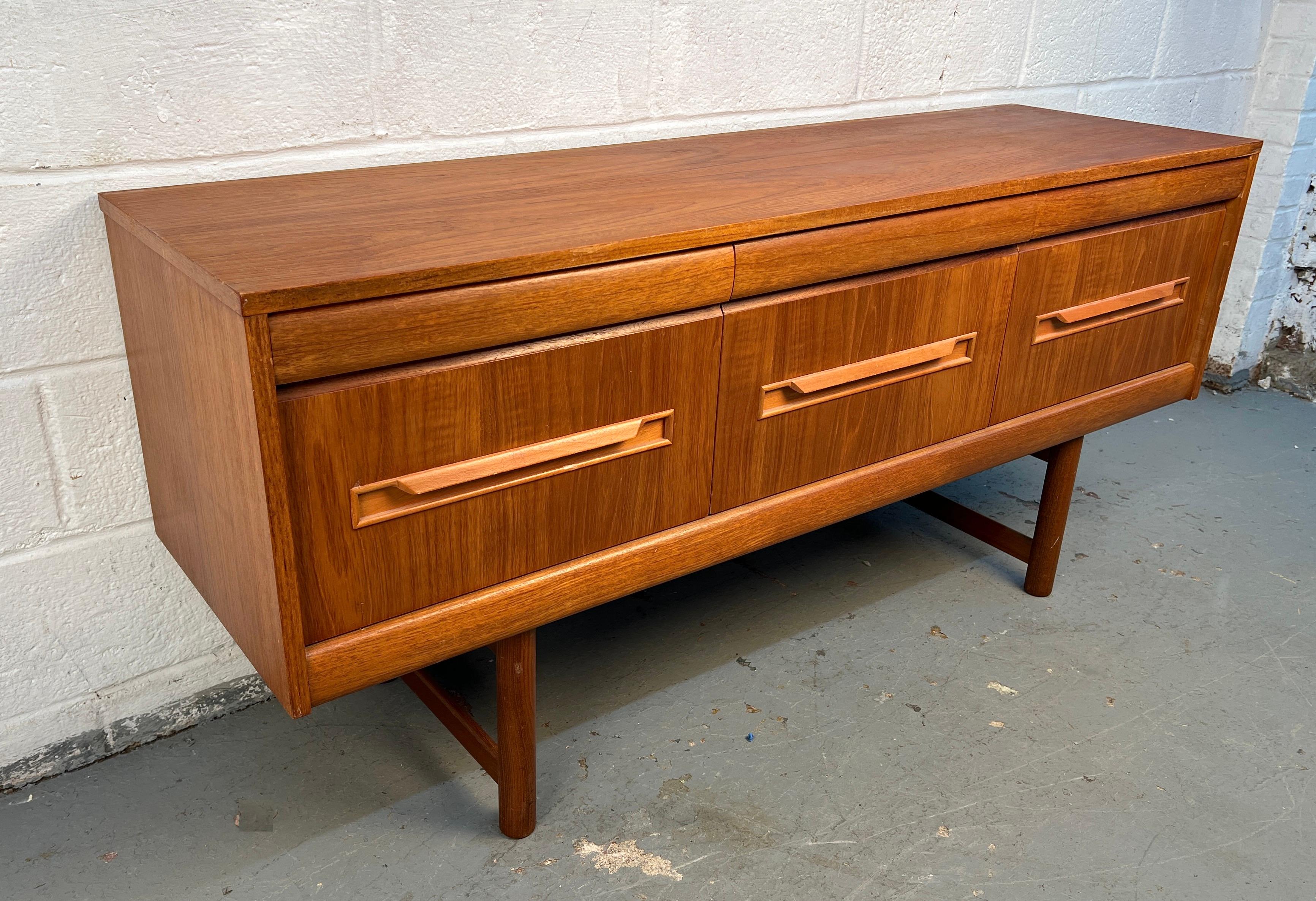 Mid-Century moderno Server in teak moderno di metà secolo di Elliotts of Newbury in vendita