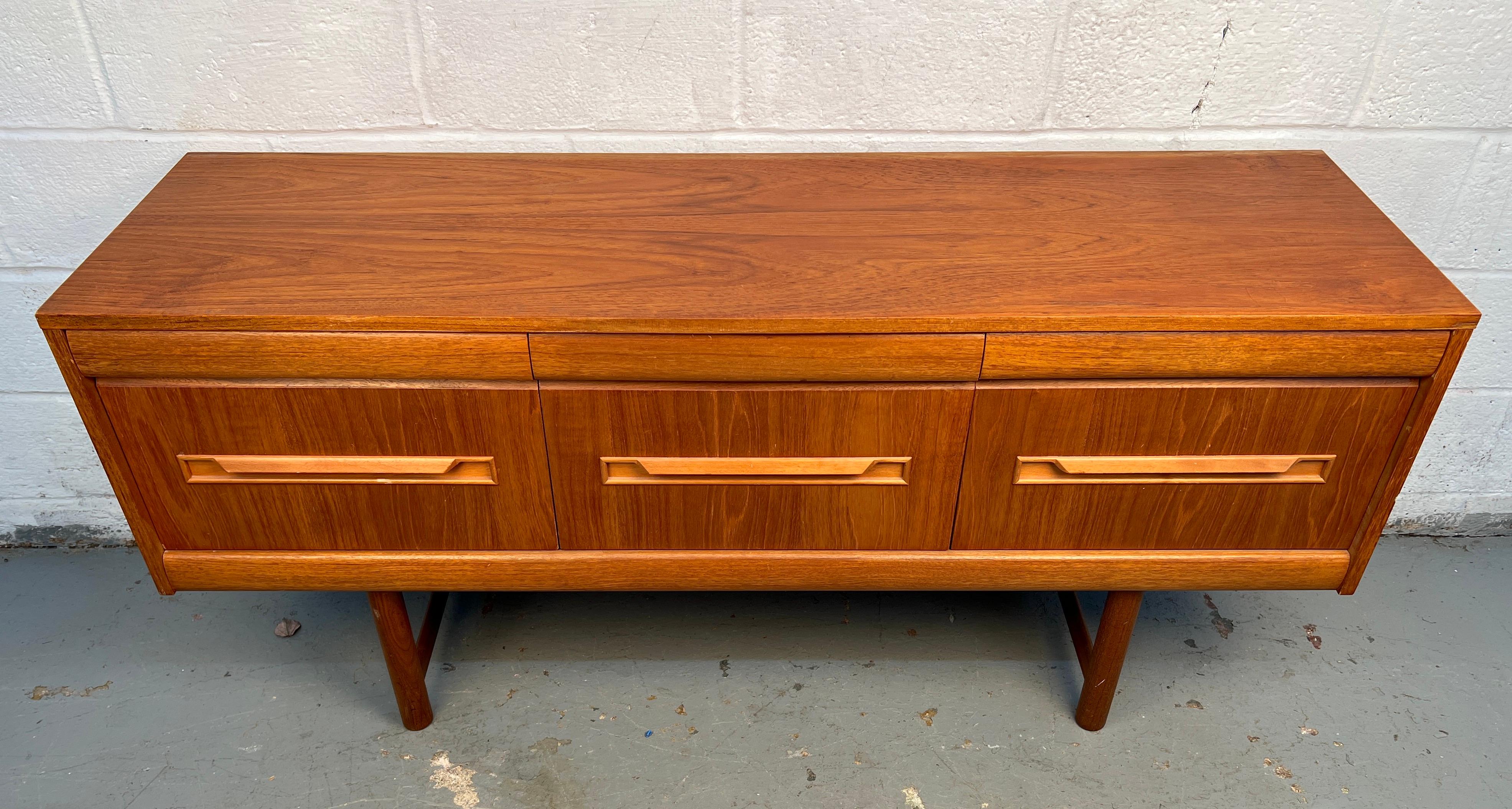 Inglese Server in teak moderno di metà secolo di Elliotts of Newbury in vendita