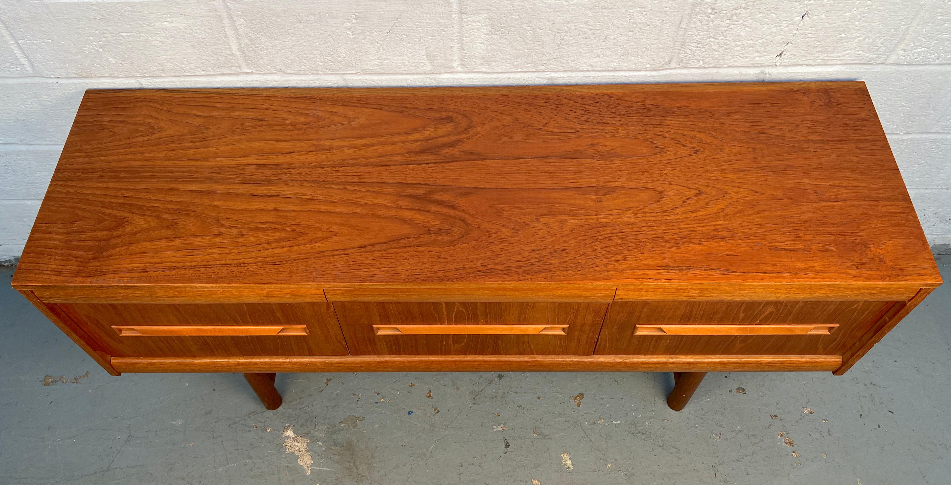 Server in teak moderno di metà secolo di Elliotts of Newbury In condizioni buone in vendita a Brooklyn, NY