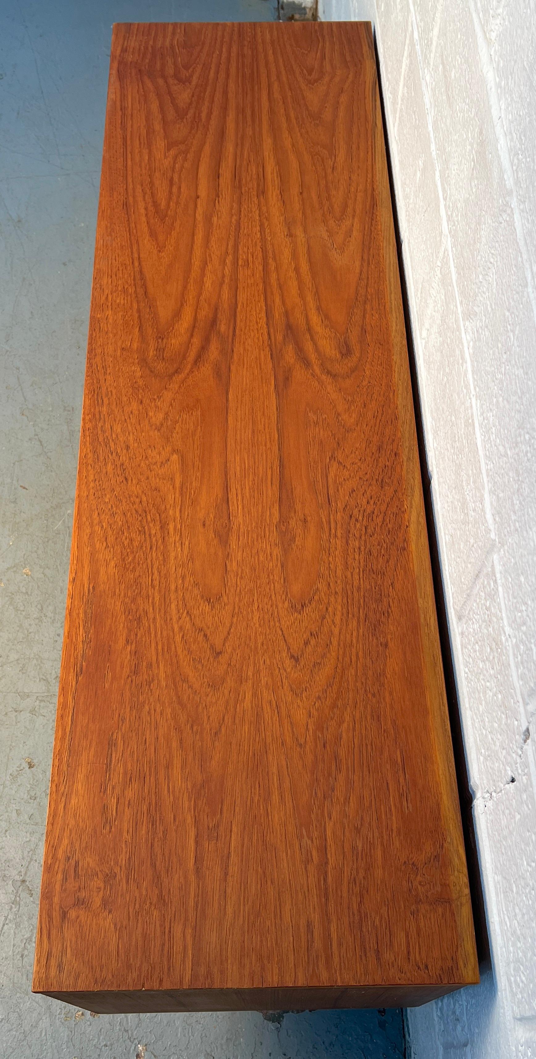 XX secolo Server in teak moderno di metà secolo di Elliotts of Newbury in vendita