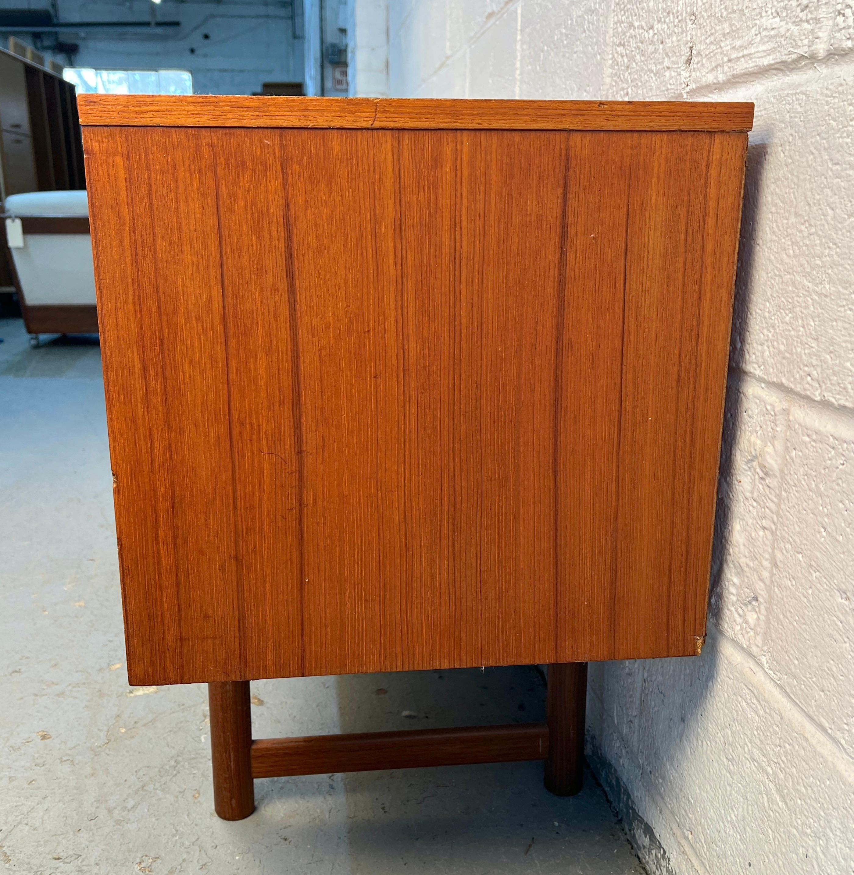 Teak Server in teak moderno di metà secolo di Elliotts of Newbury in vendita
