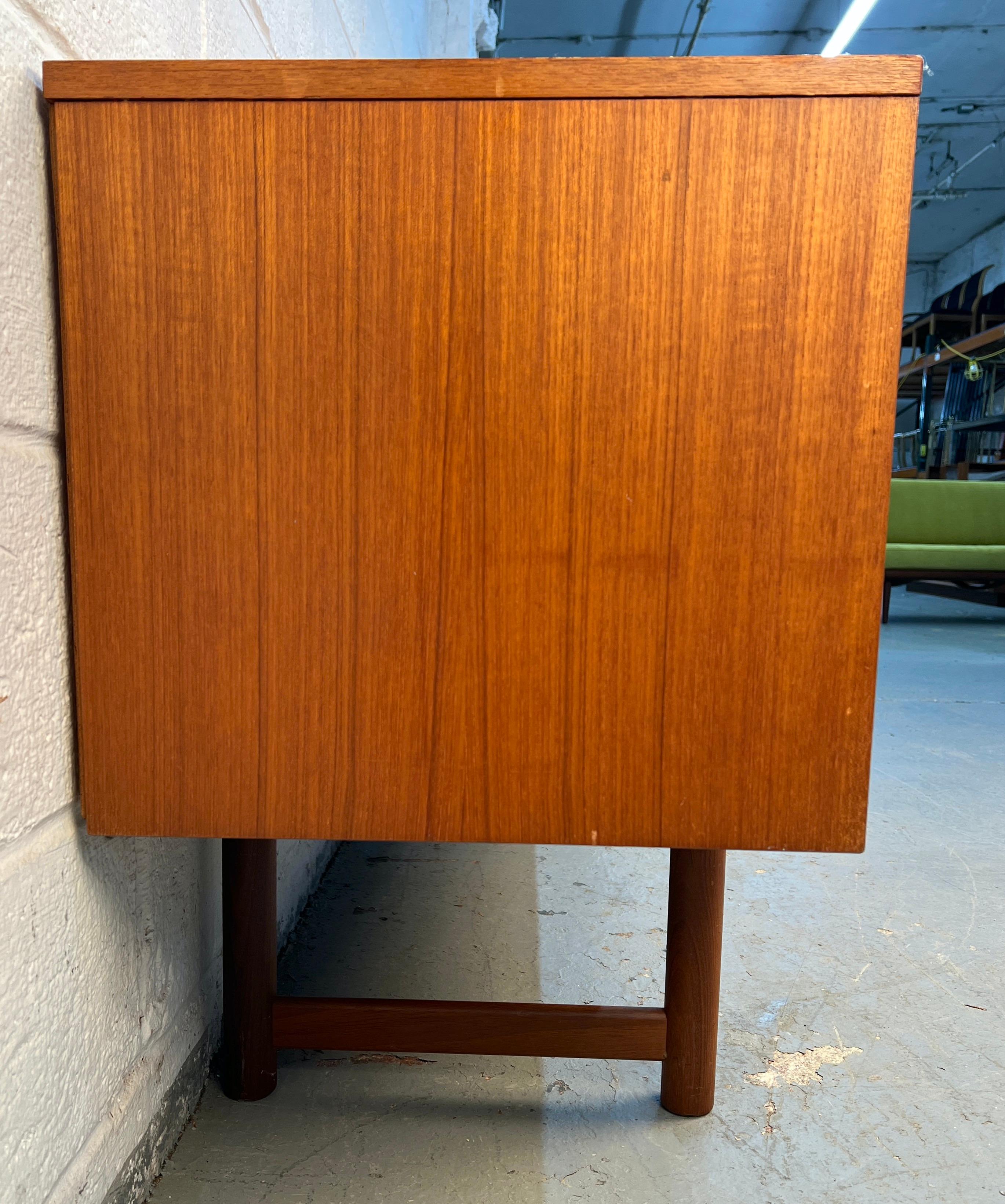 Server in teak moderno di metà secolo di Elliotts of Newbury in vendita 1