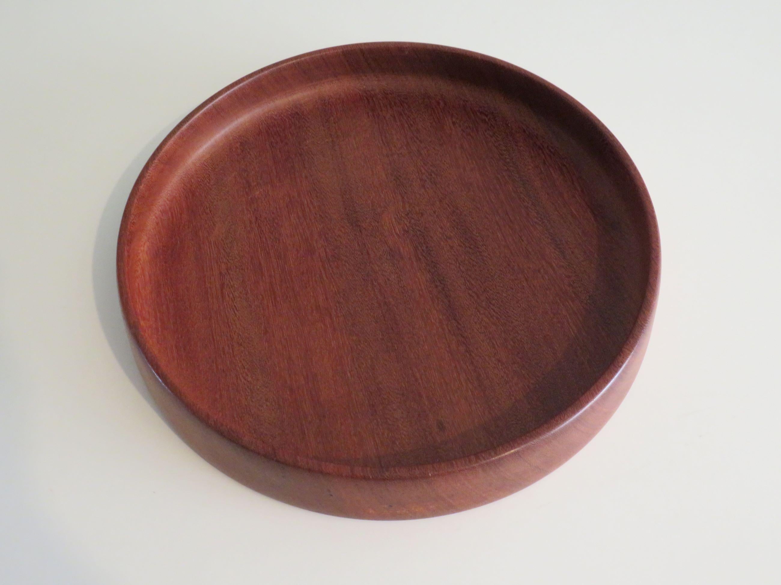Beautiful round teak serving bowl or fruit bowl with an inward sloping edge.
The diameter of the bowl is 32 cm at the bottom and 31.5 cm at the top, the height is 5 cm.
The item is in very good condition.
Don't hesitate to ask me for a good shipping