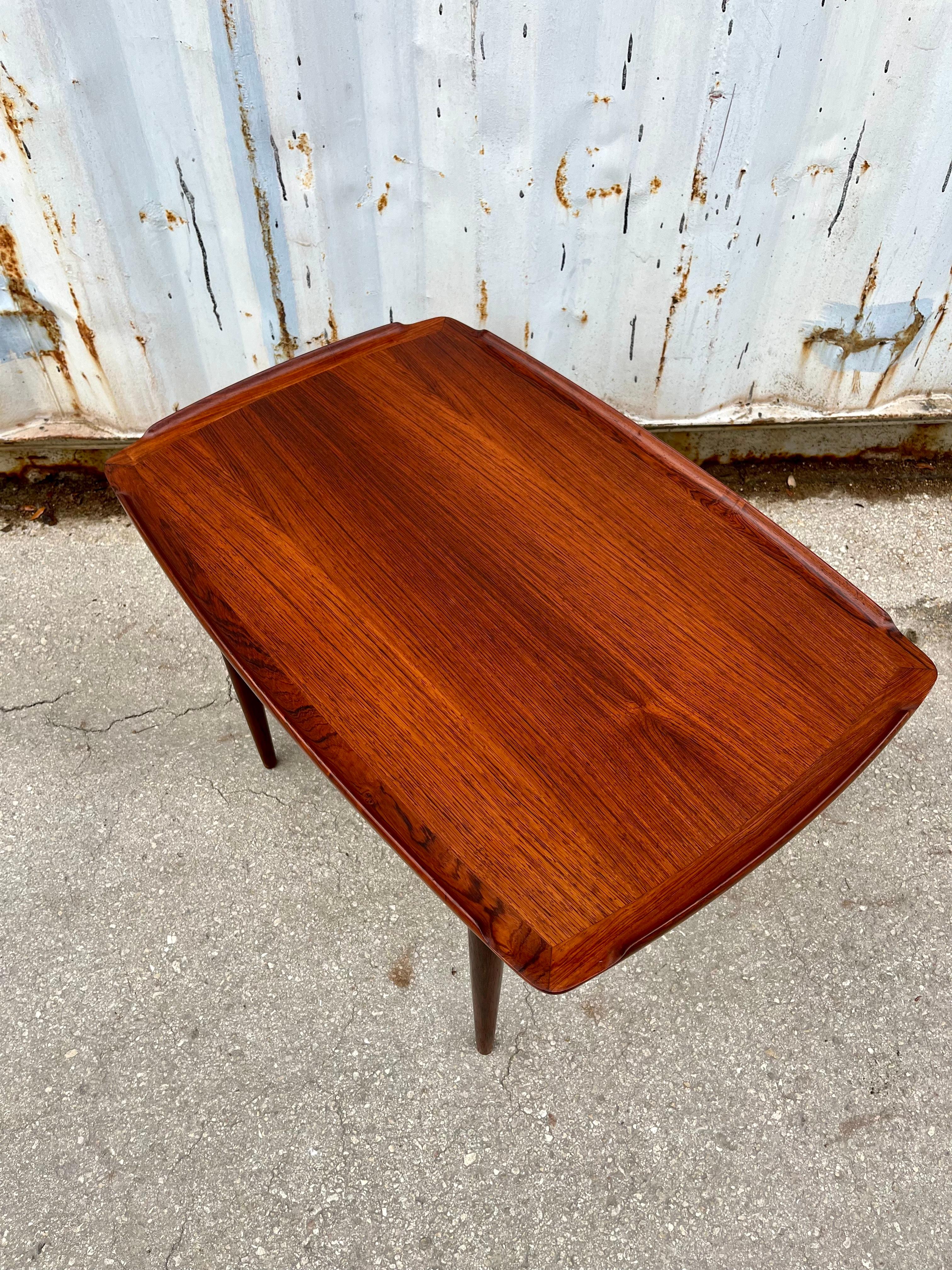 Mid Century Modern Teak Side Table by Poul Jensen for Selig, Denmark. C 1960s In Good Condition In Miami, FL