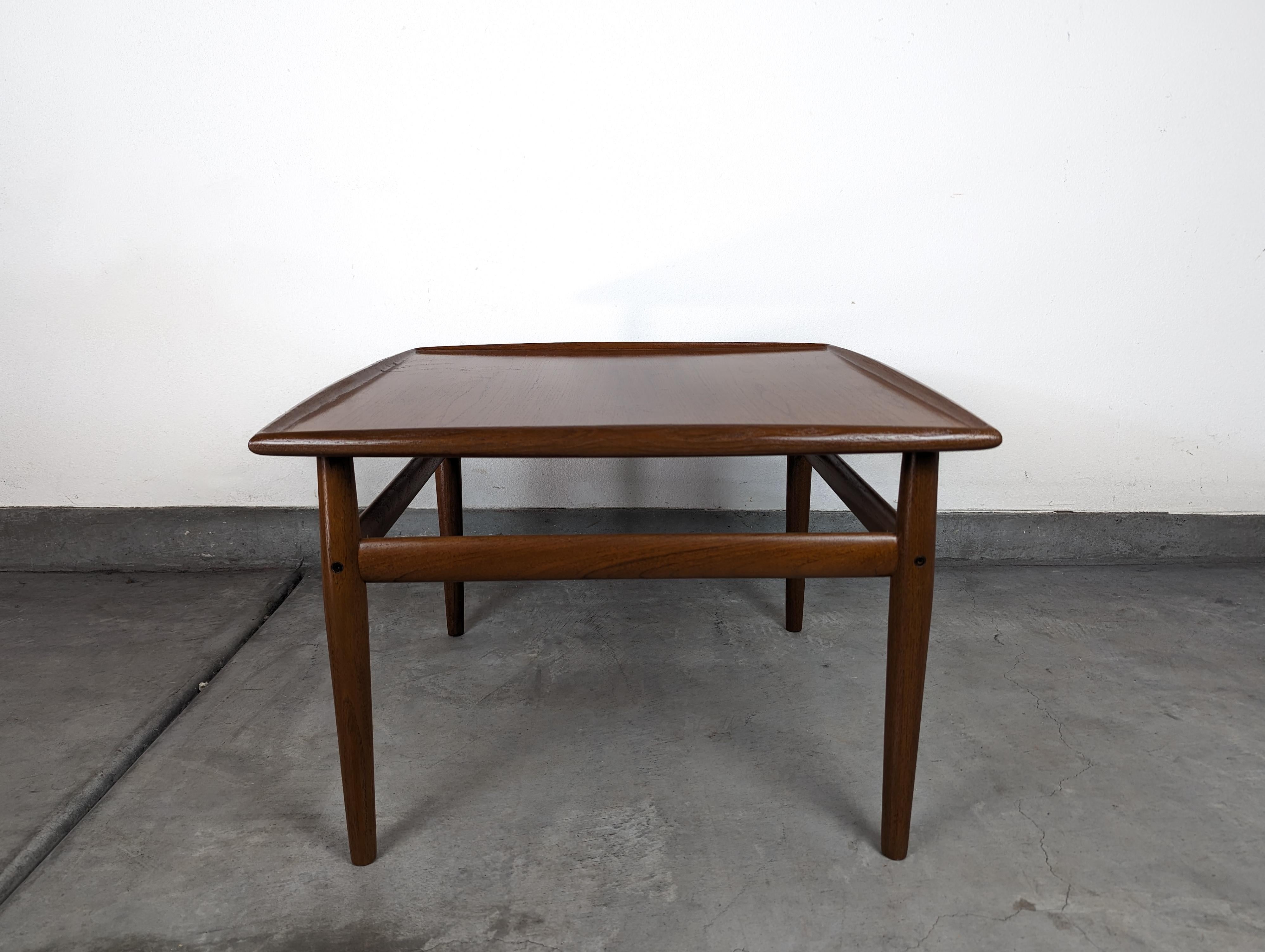 Mid-Century Modern Table d'appoint moderne du milieu du siècle dernier conçue par Grete Jalk pour Glostrup, vers les années 1960 en vente