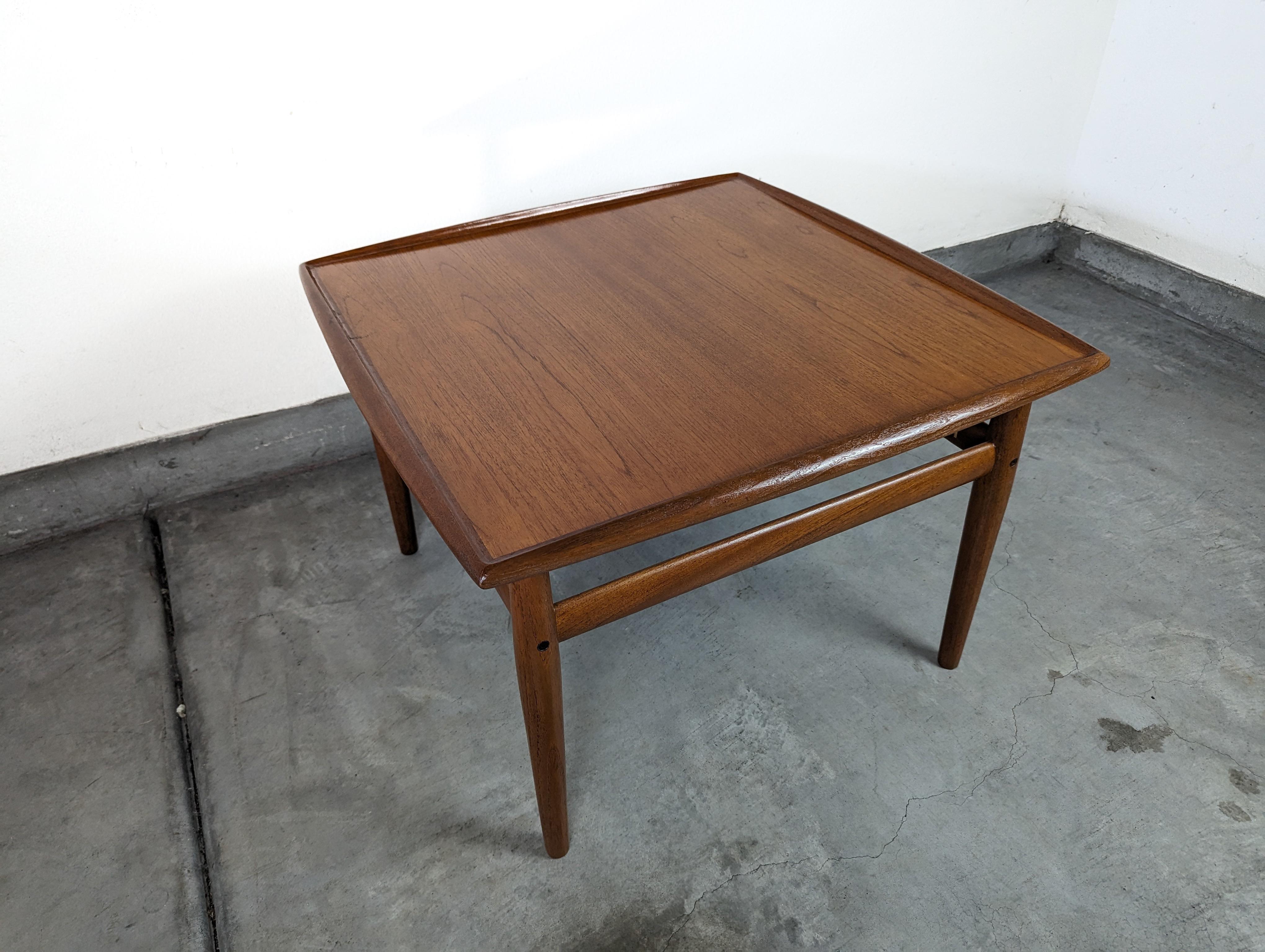 Teck Table d'appoint moderne du milieu du siècle dernier conçue par Grete Jalk pour Glostrup, vers les années 1960 en vente
