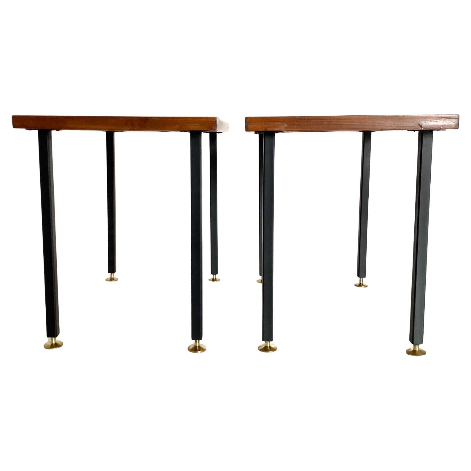 Mid Century Modern Vintage Teak Beistelltische, Satz von zwei.

Ein Paar Vintage-Nachttische aus Teakholz, Eisen und Messing, hergestellt in Italien in den 1950er Jahren. 

Rechteckige, geformte Nachttische/Nachttische mit minimalem Design. Schöne