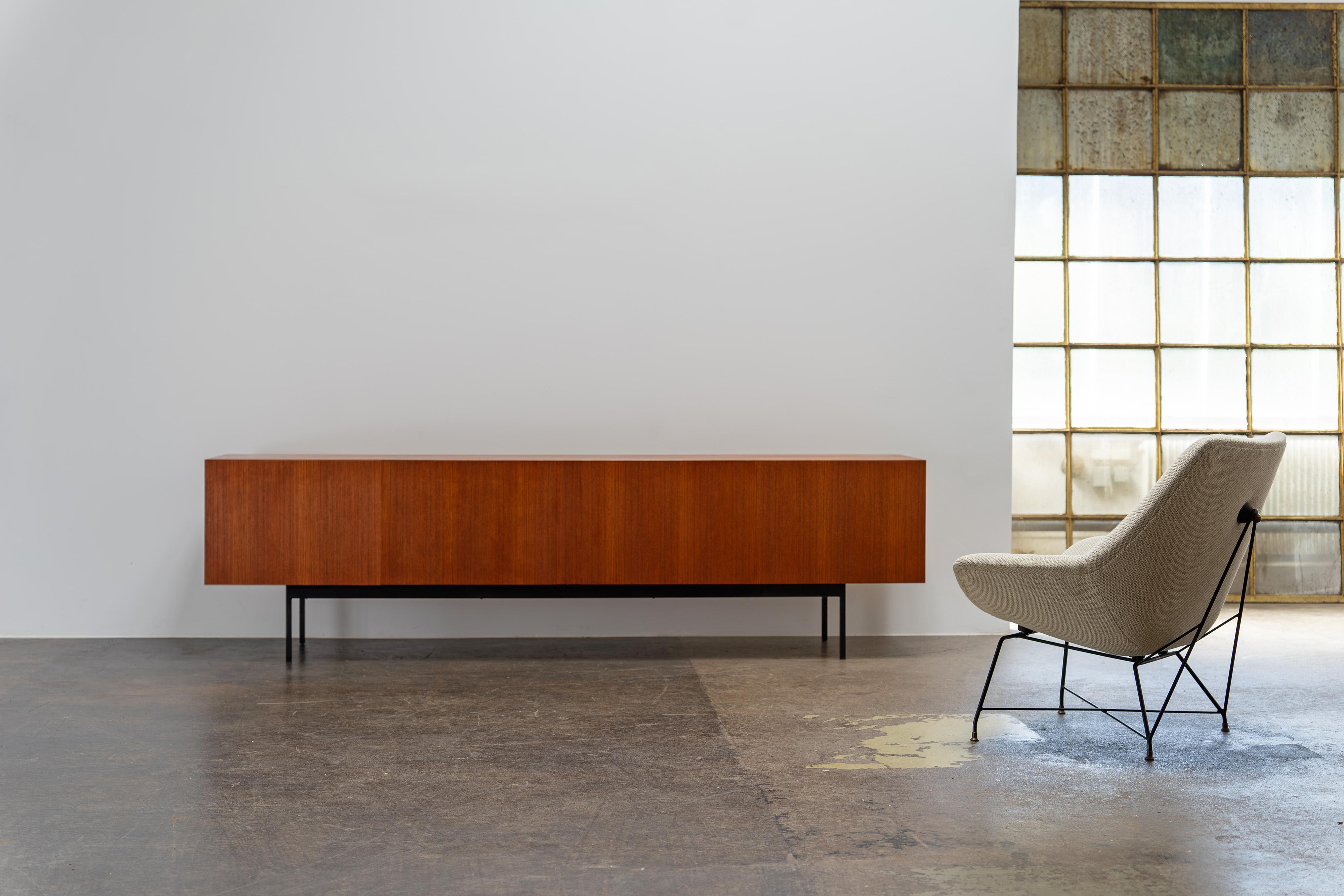 This vintage B40 sideboard by Dieter Waeckerlin is a masterpiece of mid-century design and part of his renowned 