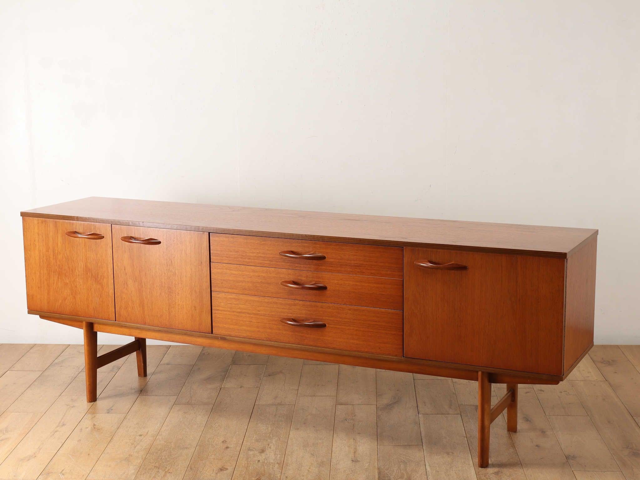 This vintage sideboard is made by AVALON, one of the brands active in the English mid-century period. Originally, AVALON started to manufacture classic furniture, but from around 1960's, they started to produce many modern furniture with