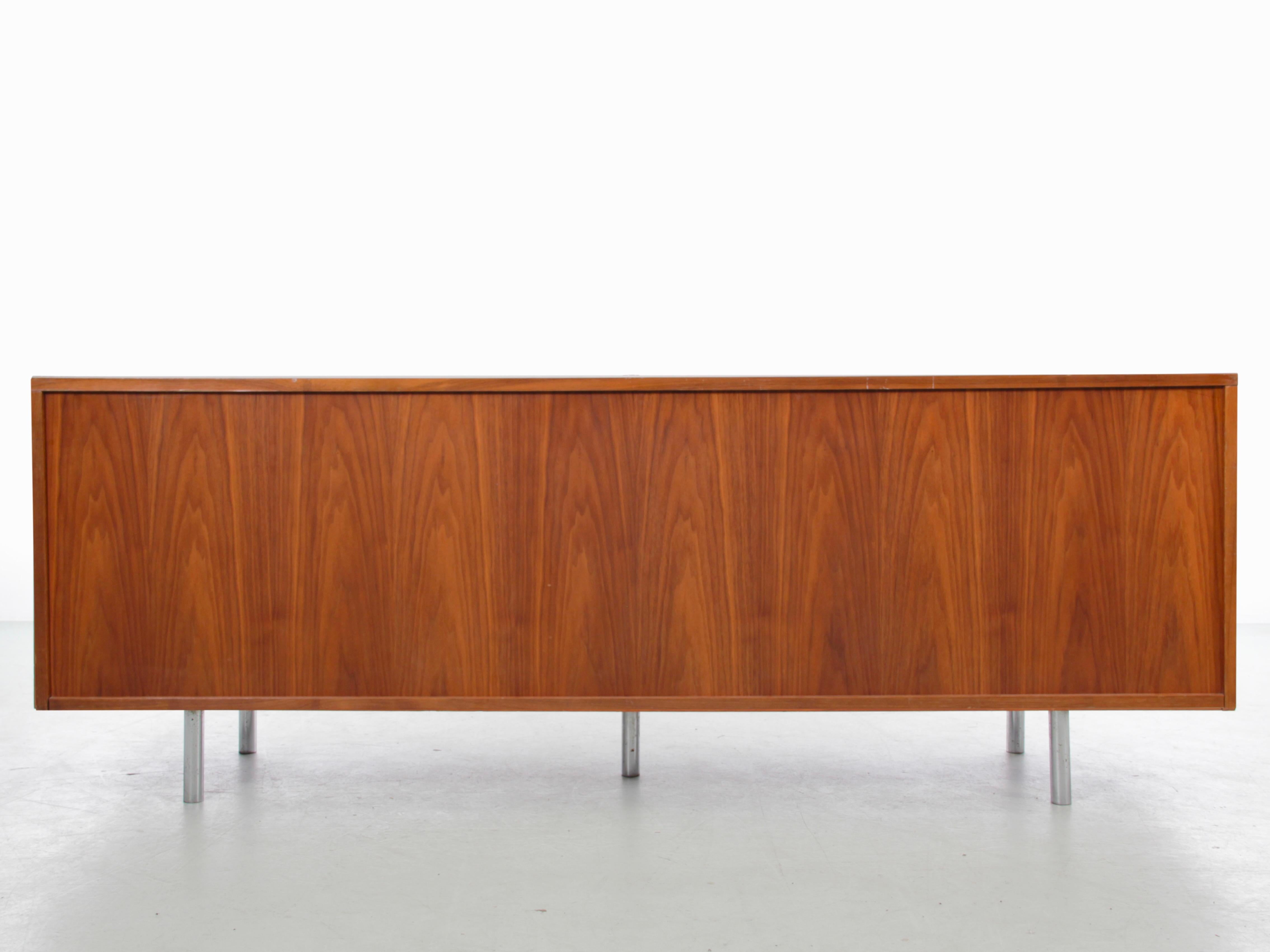 Credenza in teak di George Nelson per  Herman Miller, 2 ante scorrevoli, gambe tubolari in metallo cromato. Alcuni graffi e riparazioni

Eccellenti condizioni vintage. Graffi e gare di usura.
