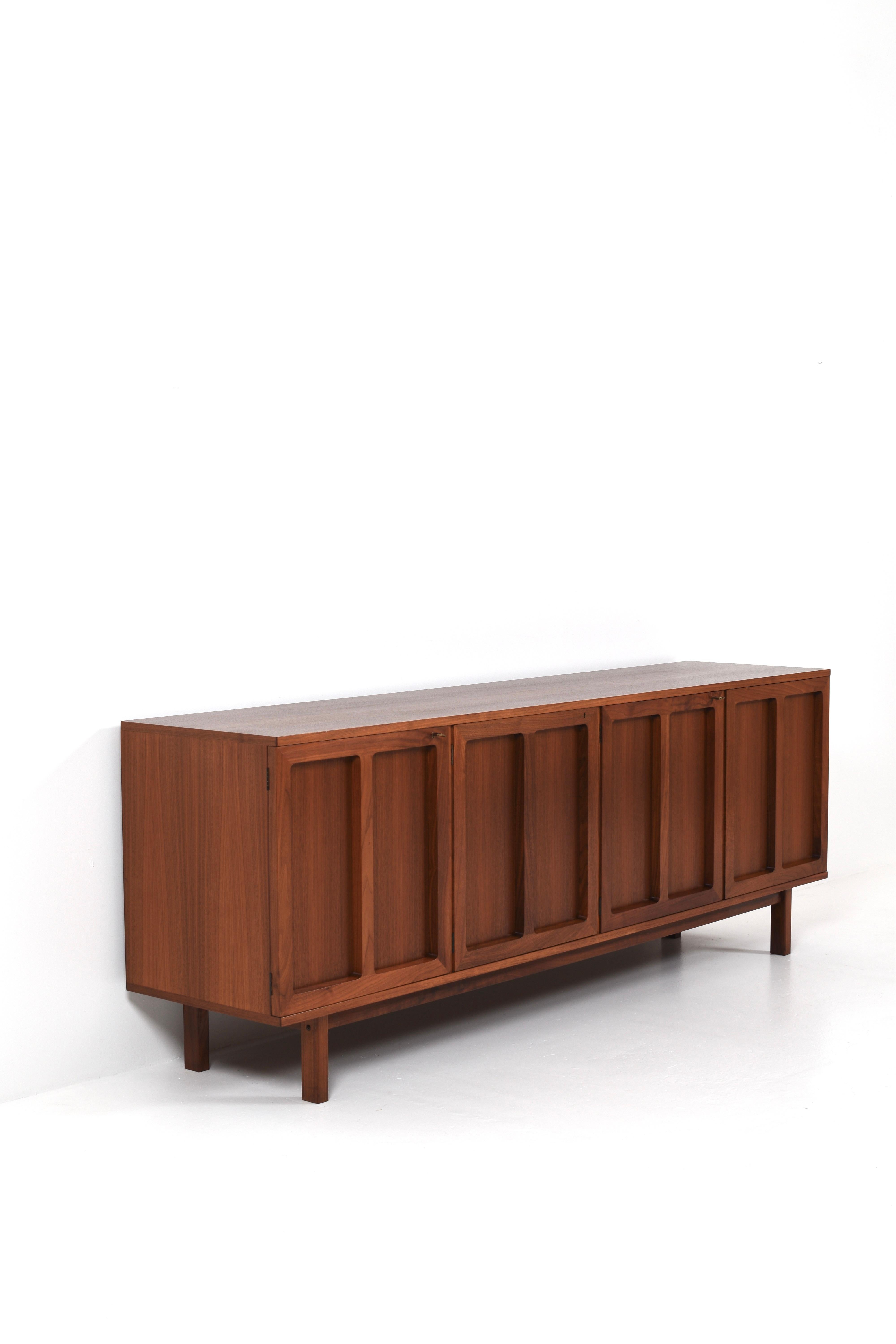 Dieses Sideboard aus Teakholz von Karl-Erik Ekselius für JOC Vetlanda, Schweden, verkörpert die klaren Linien, die funktionale Eleganz und die raffinierte Handwerkskunst, die schwedische Möbel aus der Mitte des Jahrhunderts auszeichnen. Diese 1964