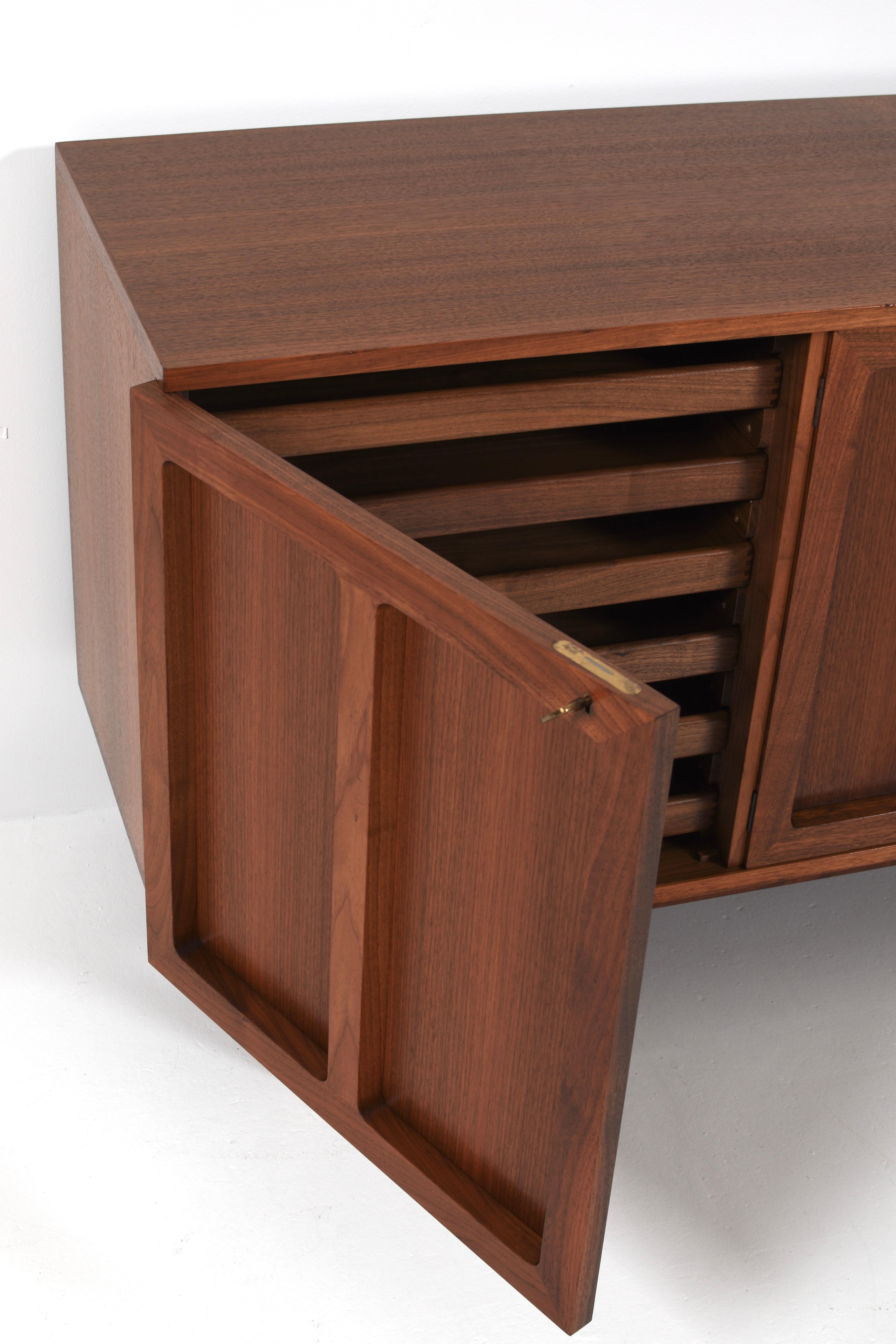 Mid Century Modernes Teakholz-Sideboard von Karl-Erik Ekselius für JOC, Schweden, 1960er Jahre im Zustand „Gut“ im Angebot in Göteborg, SE