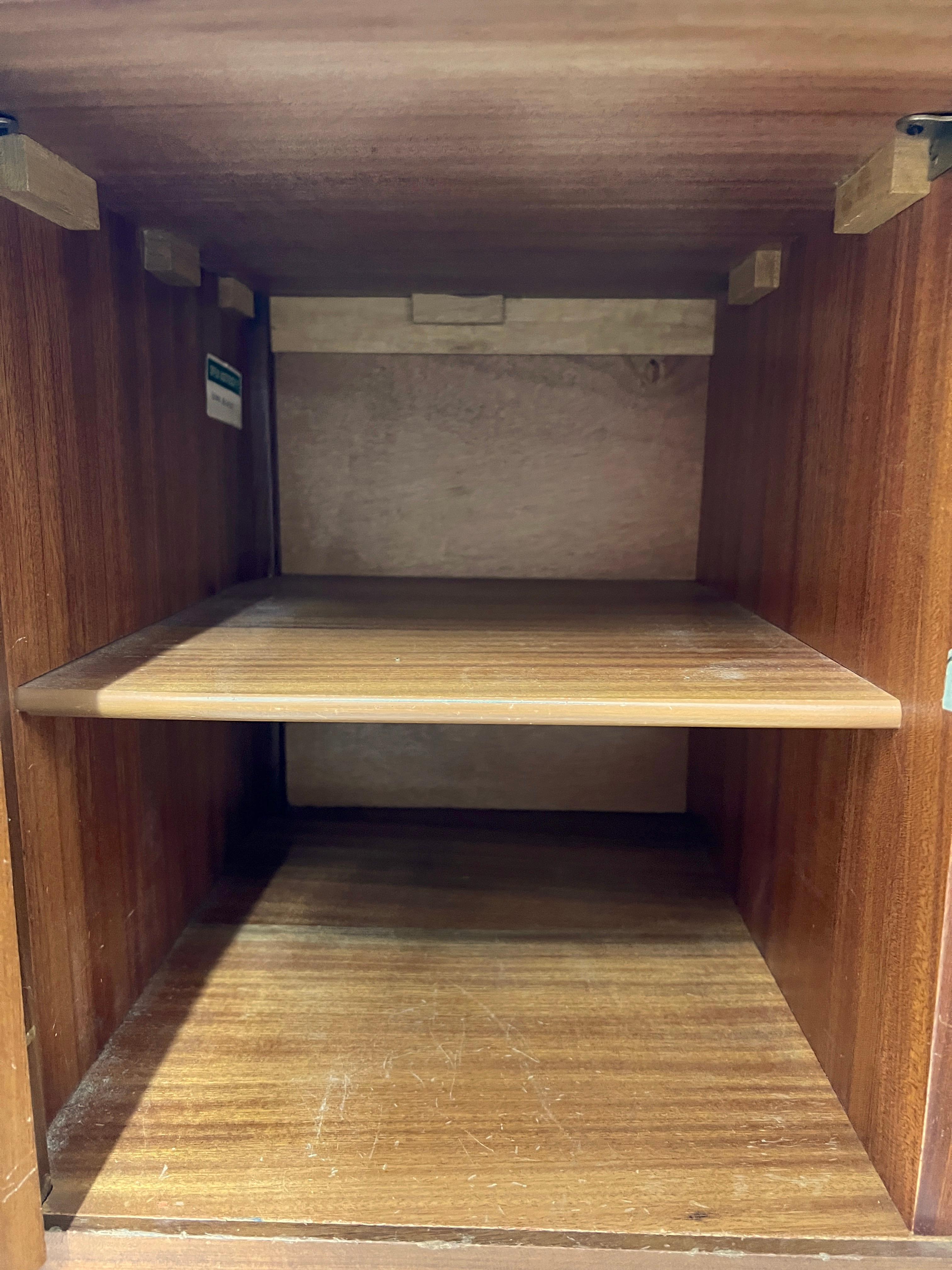 Credenza in teak moderna di metà secolo di Robson & Sons in vendita 7