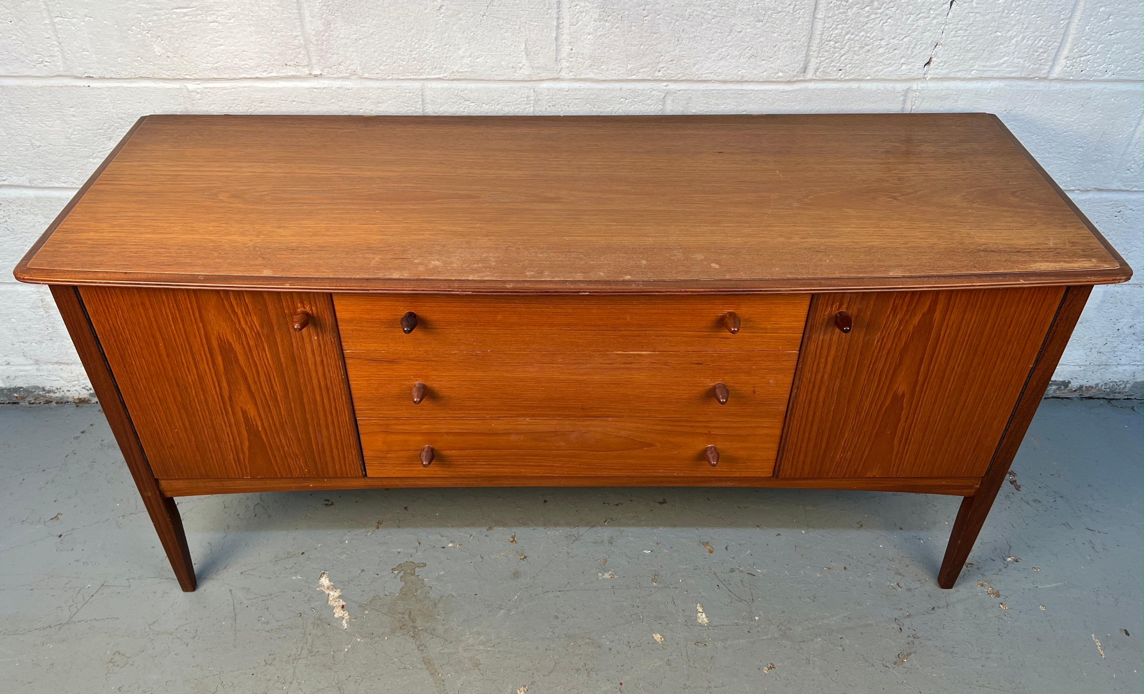 Mid-Century moderno Credenza in teak moderna di metà secolo di Robson & Sons in vendita