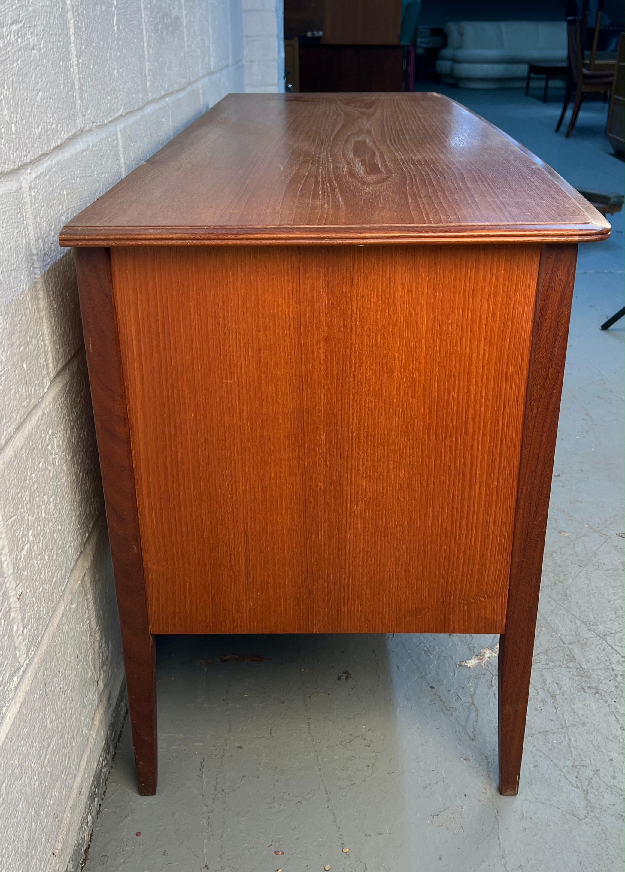 XX secolo Credenza in teak moderna di metà secolo di Robson & Sons in vendita