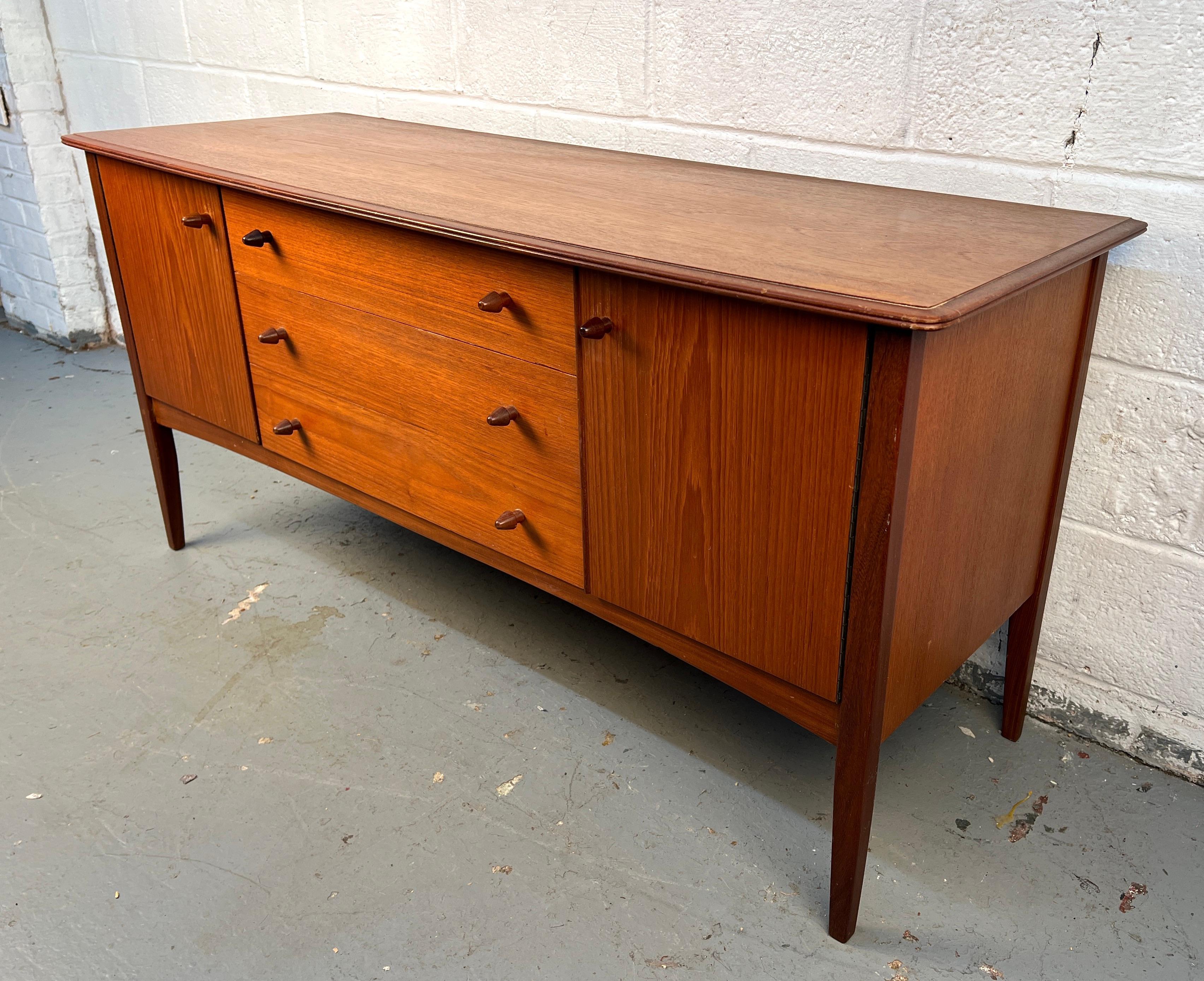 Teak Credenza in teak moderna di metà secolo di Robson & Sons in vendita