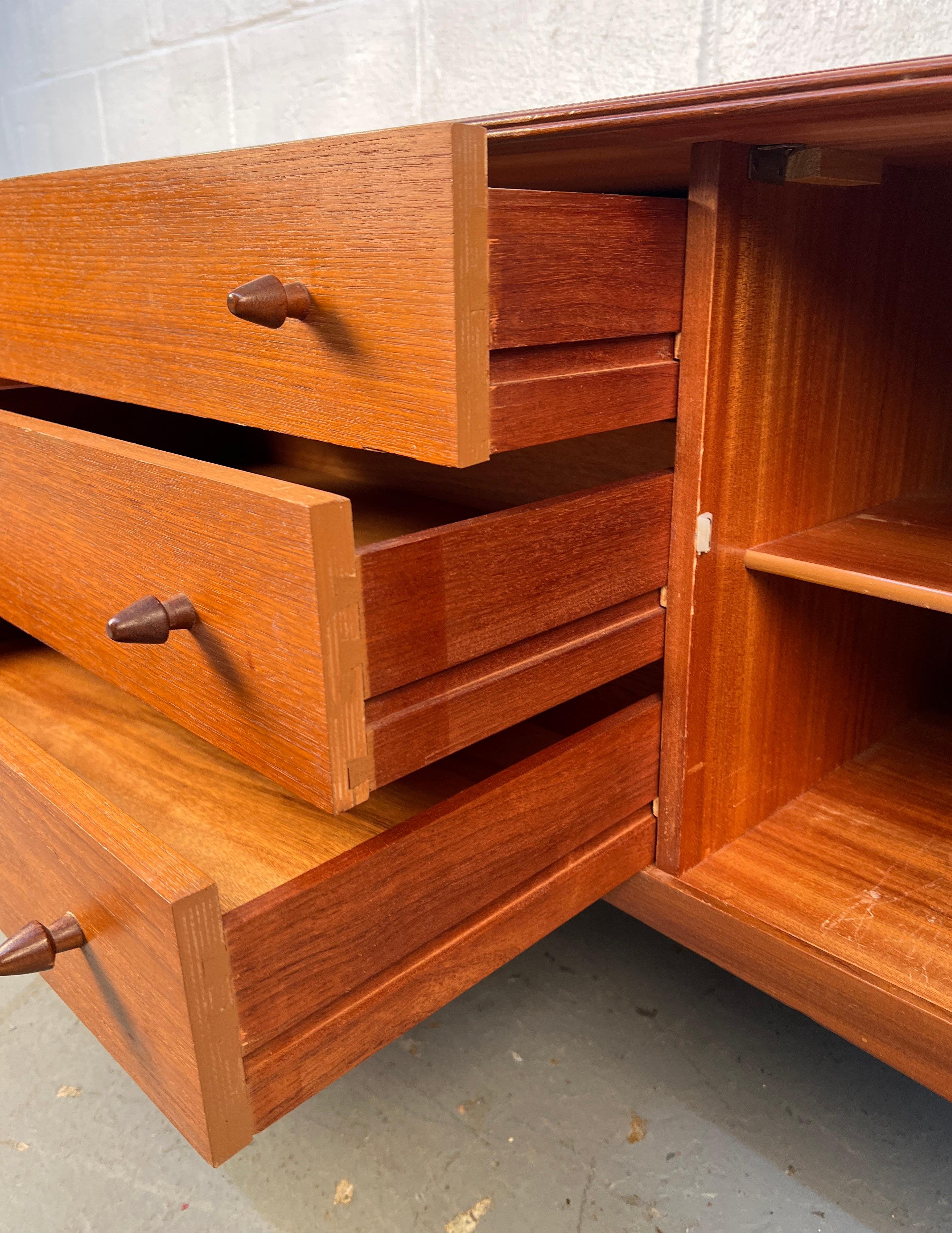 Credenza in teak moderna di metà secolo di Robson & Sons in vendita 3