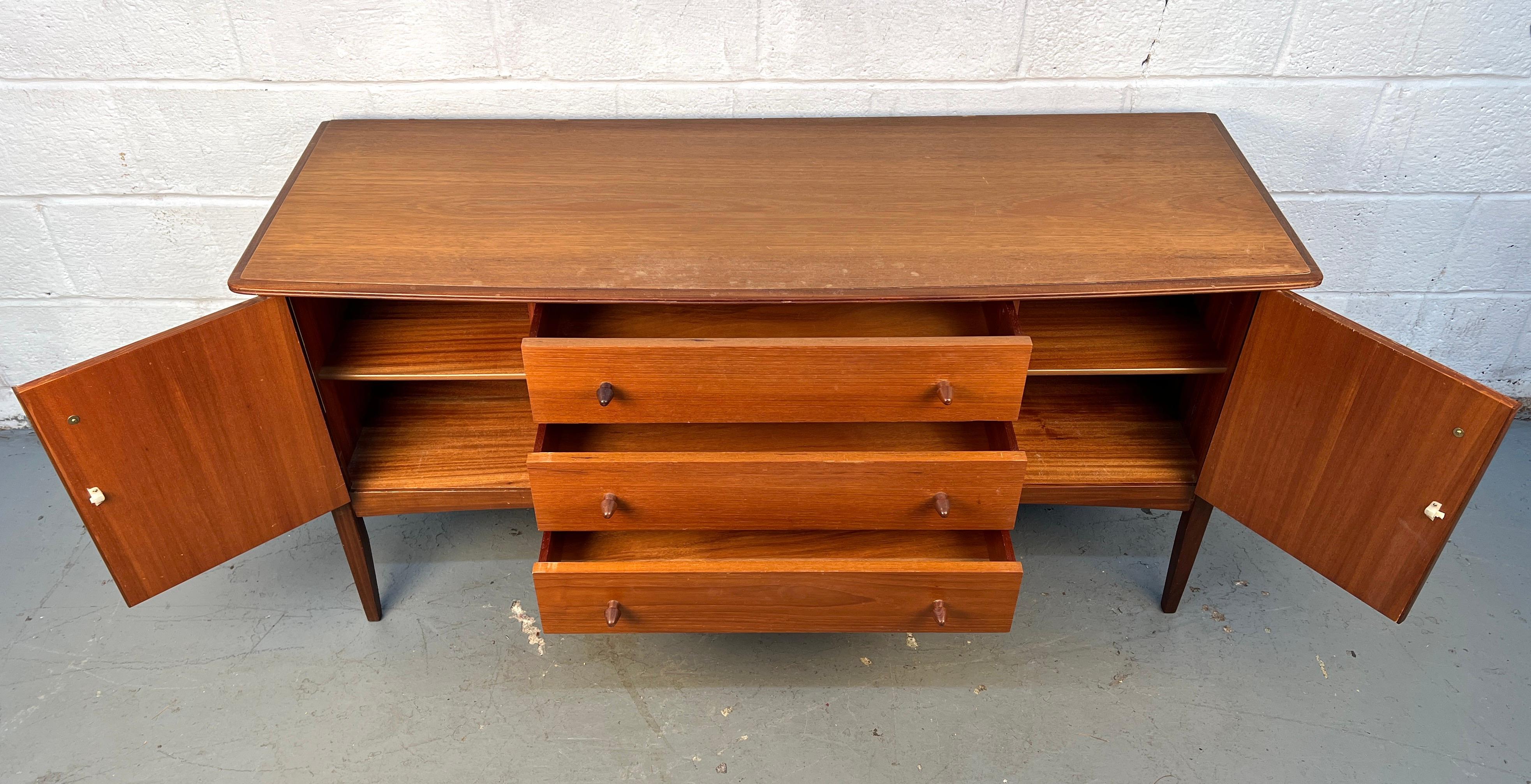 Credenza in teak moderna di metà secolo di Robson & Sons in vendita 2