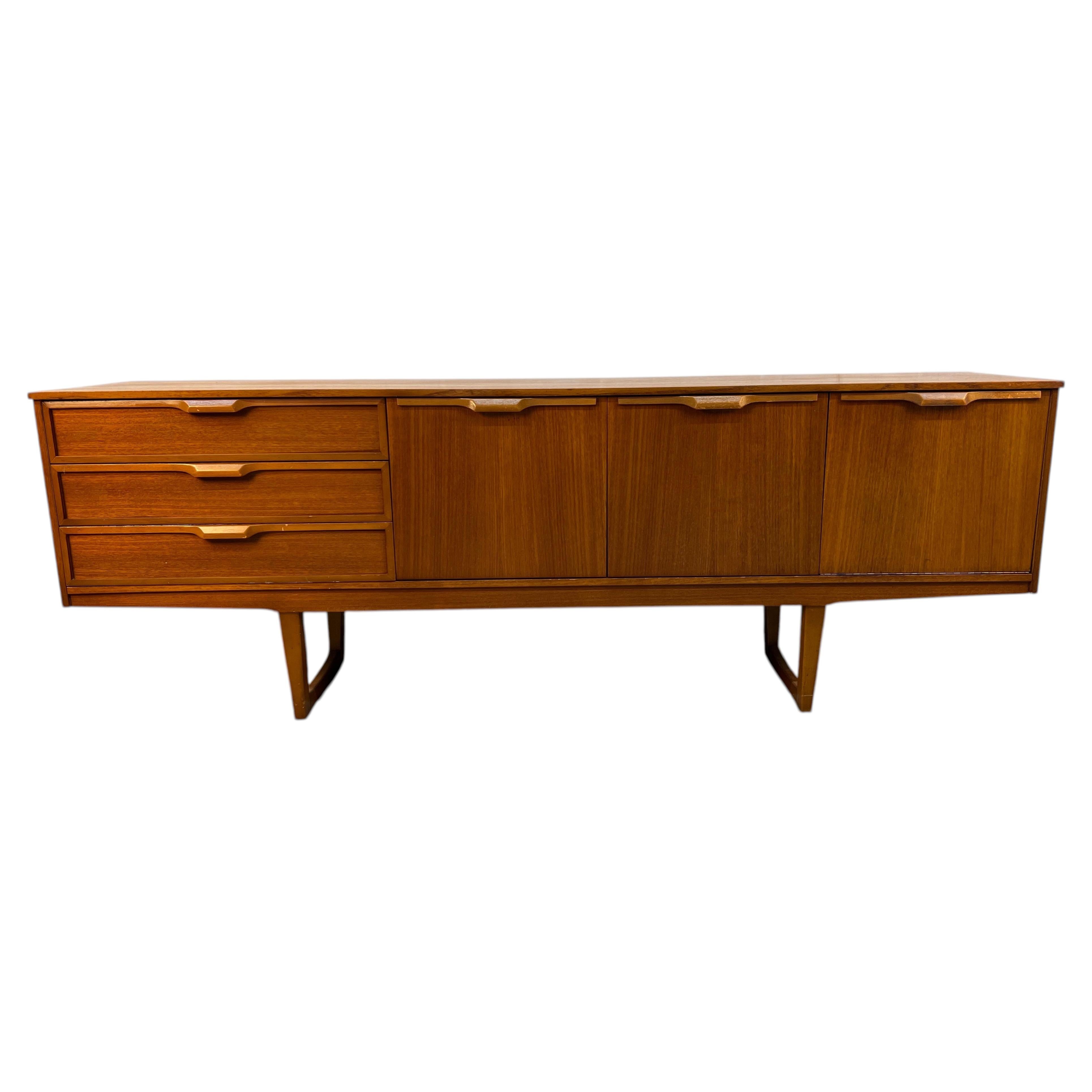 Credenza in teak moderna di metà secolo di Stonehill Furniture of England.