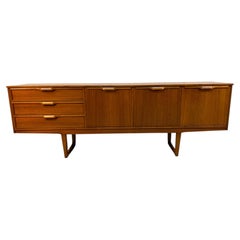 Buffet en teck moderne du milieu du siècle par Stonehill Furniture of England.