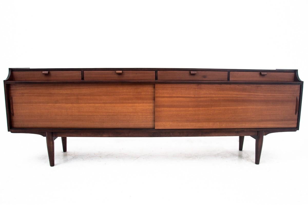 Credenza vintage in teak, realizzata in Danimarca, anni 1950-60
In ottime condizioni, dopo una ristrutturazione professionale.
Multi-compatibilità per riporre tutto ciò di cui hai bisogno.
Wood : teak
altezza 82cm, larghezza 241cm, profondità 45cm