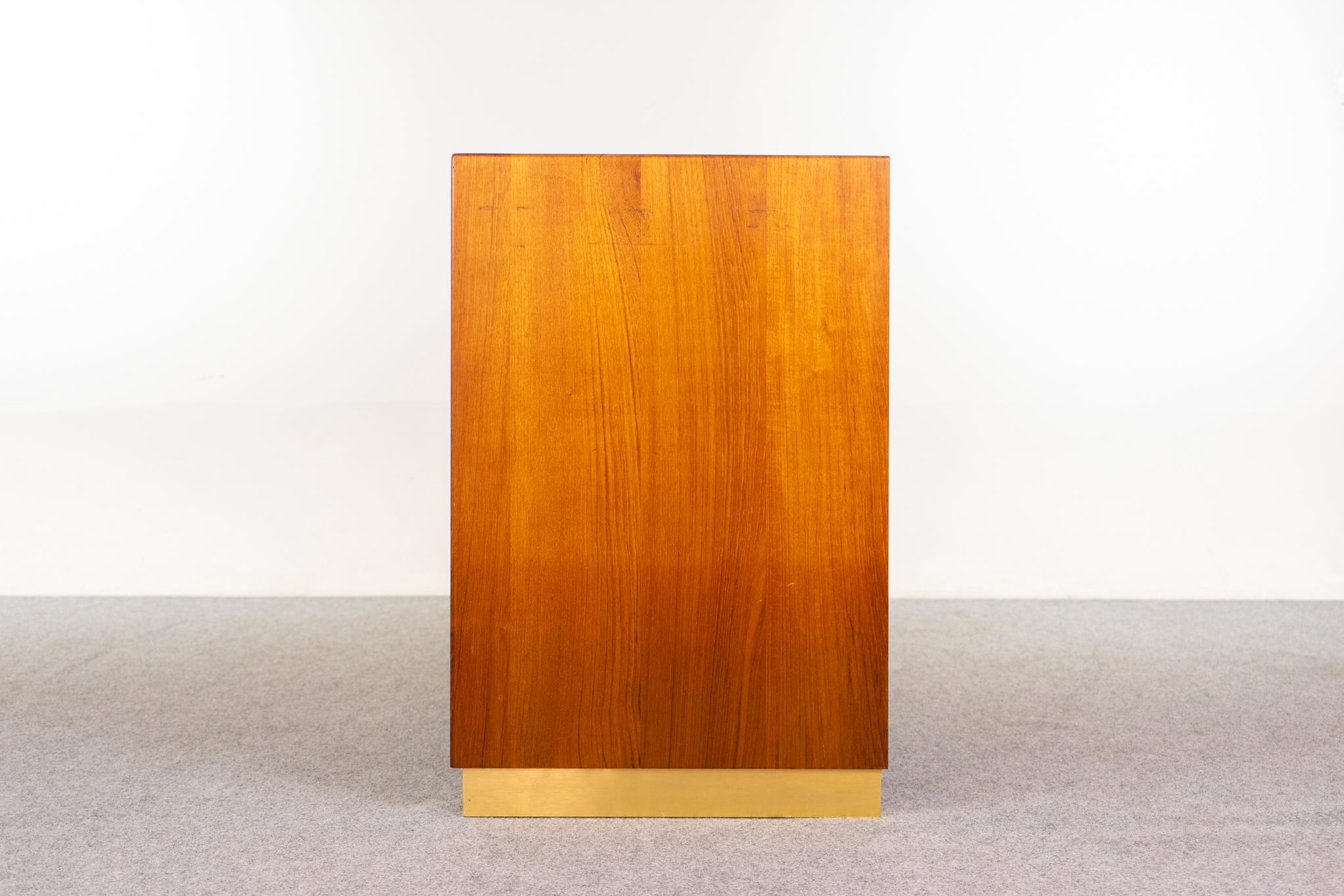 Mid-Century Modern Teak Sideboard For Sale 4