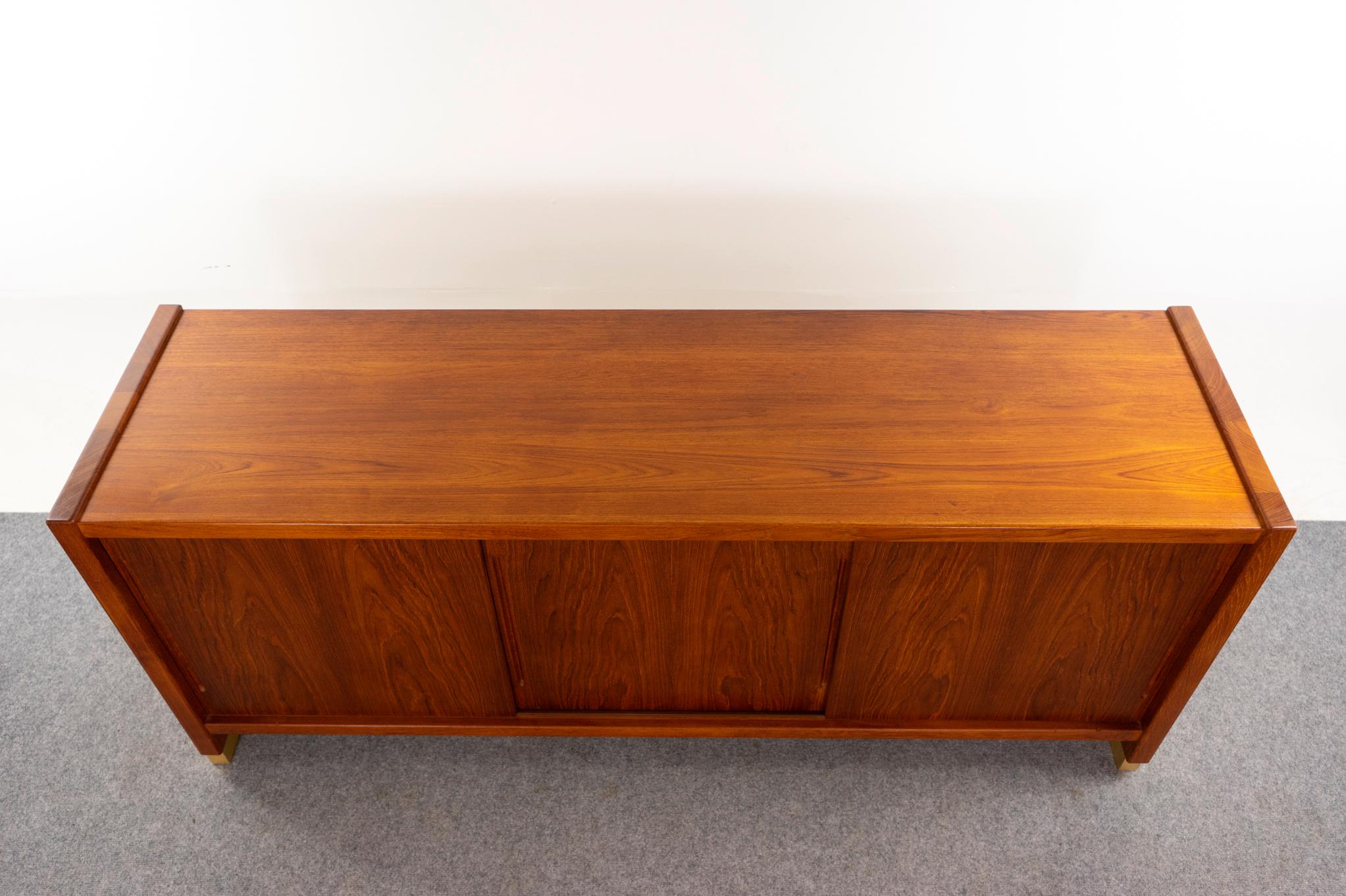 Mid-Century Modern Teak Sideboard For Sale 1