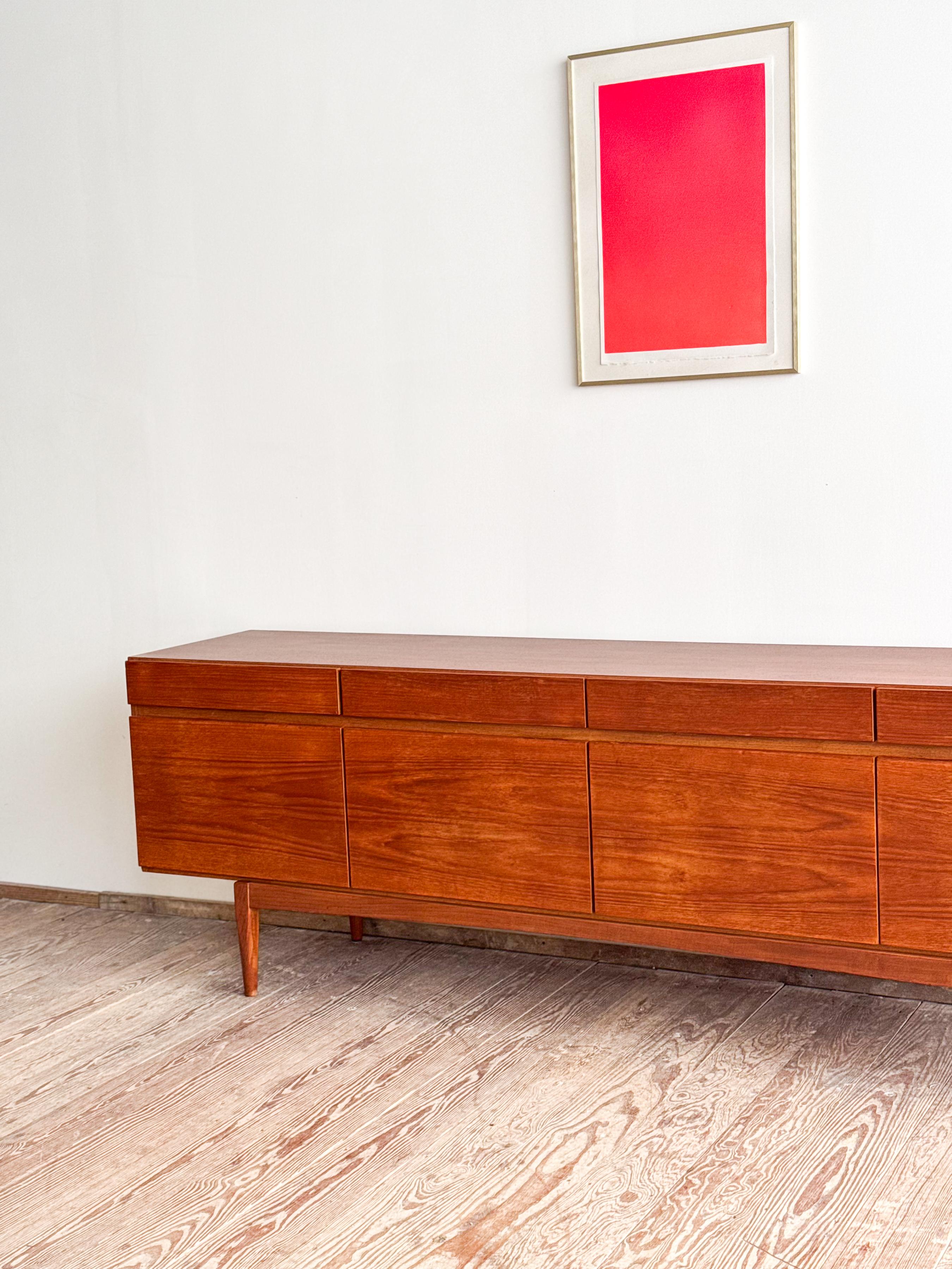 Aparador moderno de teca de mediados de siglo Model 66 de Ib Kofod-Larsen, Faarup, Dinamarca en Bueno estado para la venta en München, Bavaria