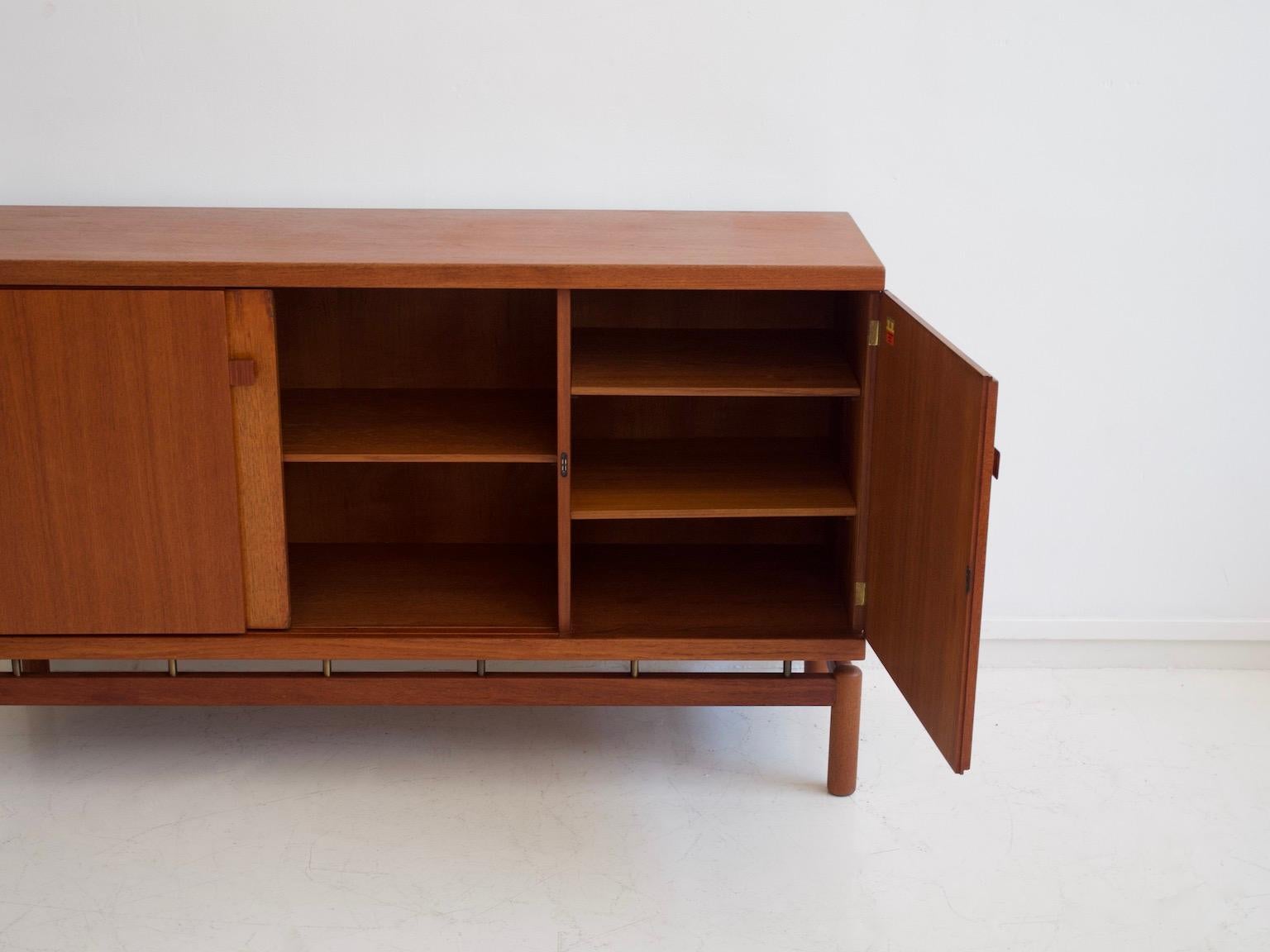 Credenza moderna di metà secolo in teak con dettagli in ottone in vendita 3