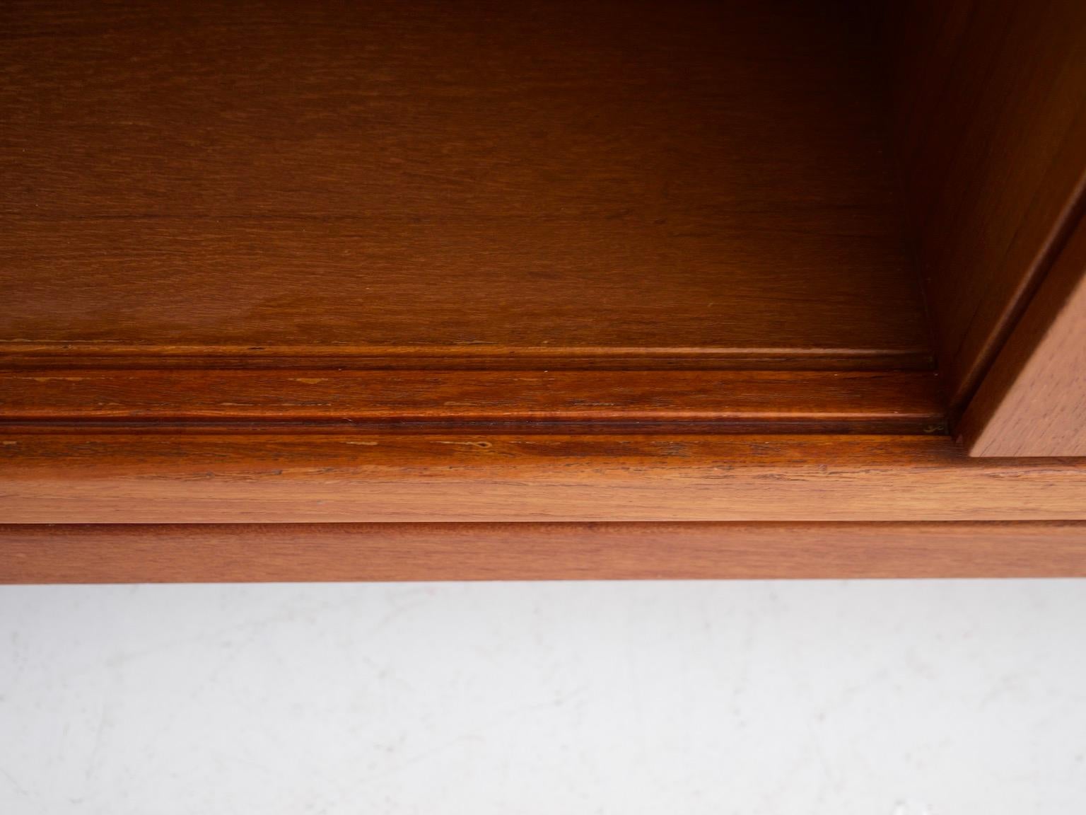 Credenza moderna di metà secolo in teak con dettagli in ottone in vendita 5