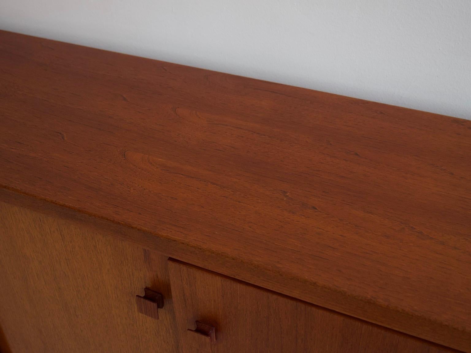 Credenza moderna di metà secolo in teak con dettagli in ottone in vendita 6