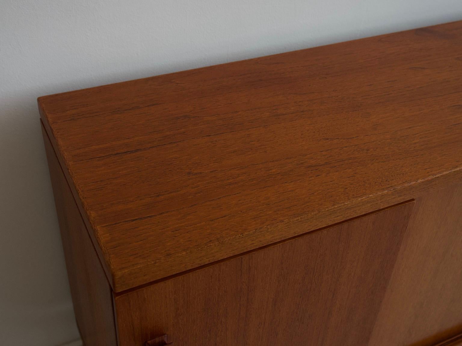 Credenza moderna di metà secolo in teak con dettagli in ottone in vendita 7