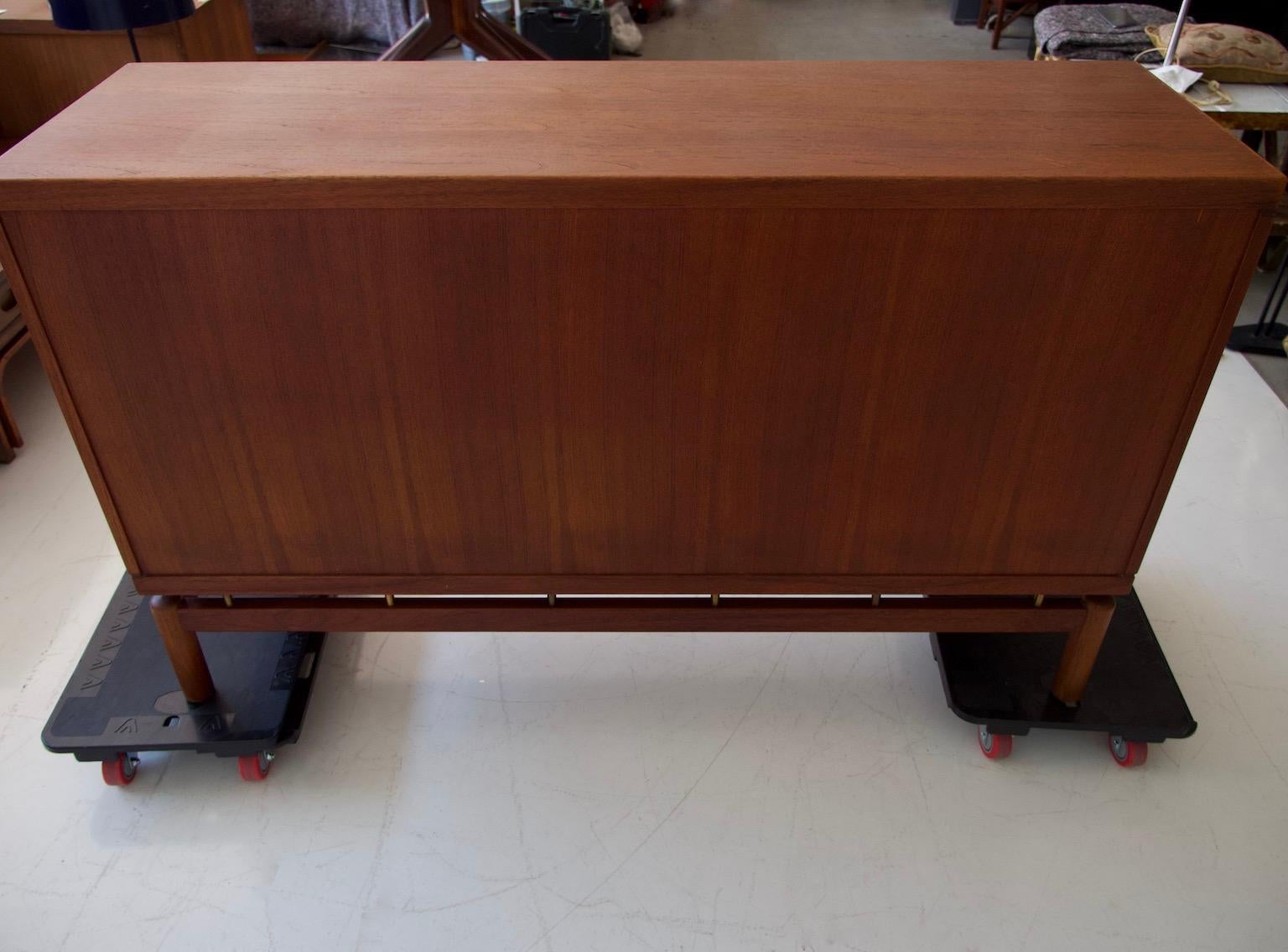 Credenza moderna di metà secolo in teak con dettagli in ottone in vendita 8