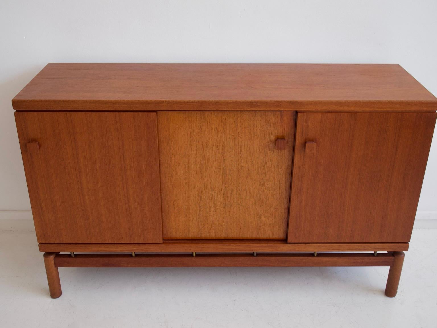 Italiano Credenza moderna di metà secolo in teak con dettagli in ottone in vendita