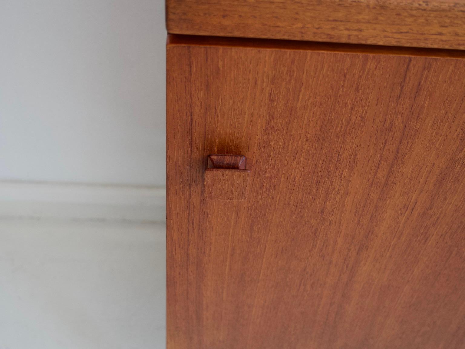 XX secolo Credenza moderna di metà secolo in teak con dettagli in ottone in vendita