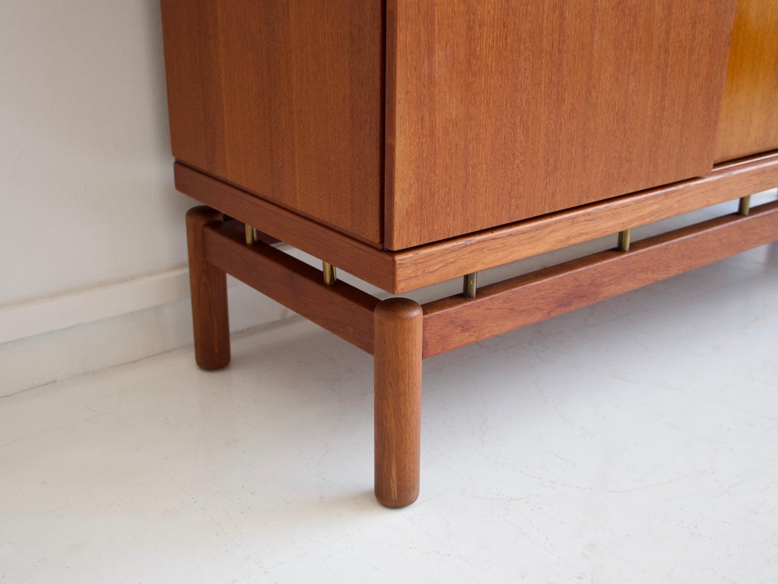 Ottone Credenza moderna di metà secolo in teak con dettagli in ottone in vendita
