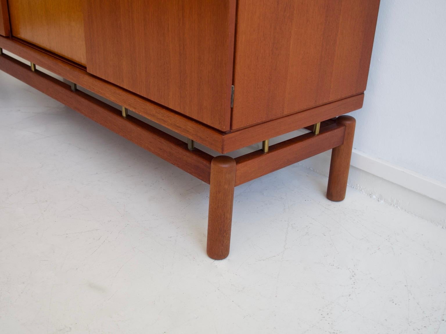 Credenza moderna di metà secolo in teak con dettagli in ottone in vendita 1
